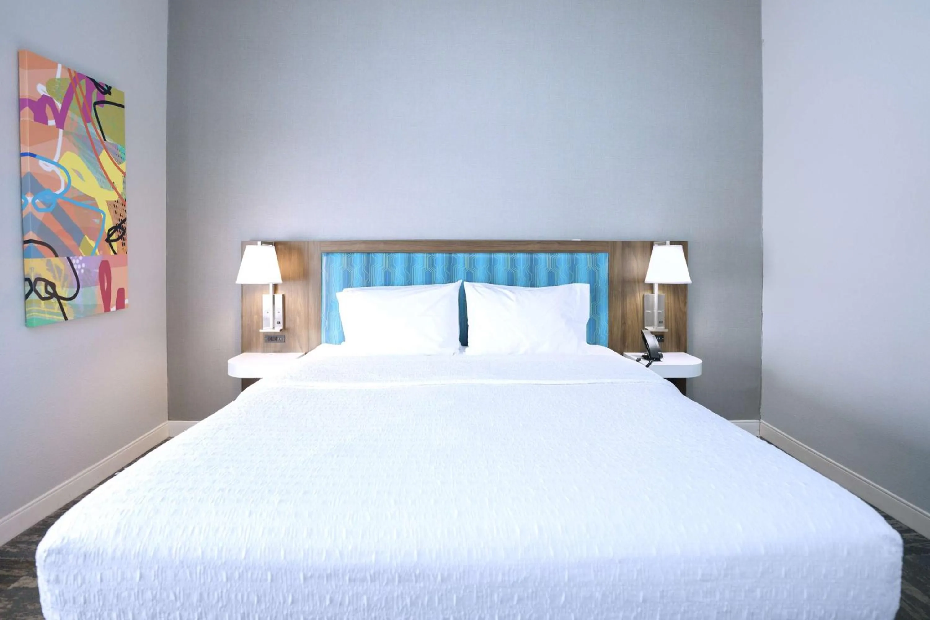 Bed in Hampton Inn Hays-North of I-70