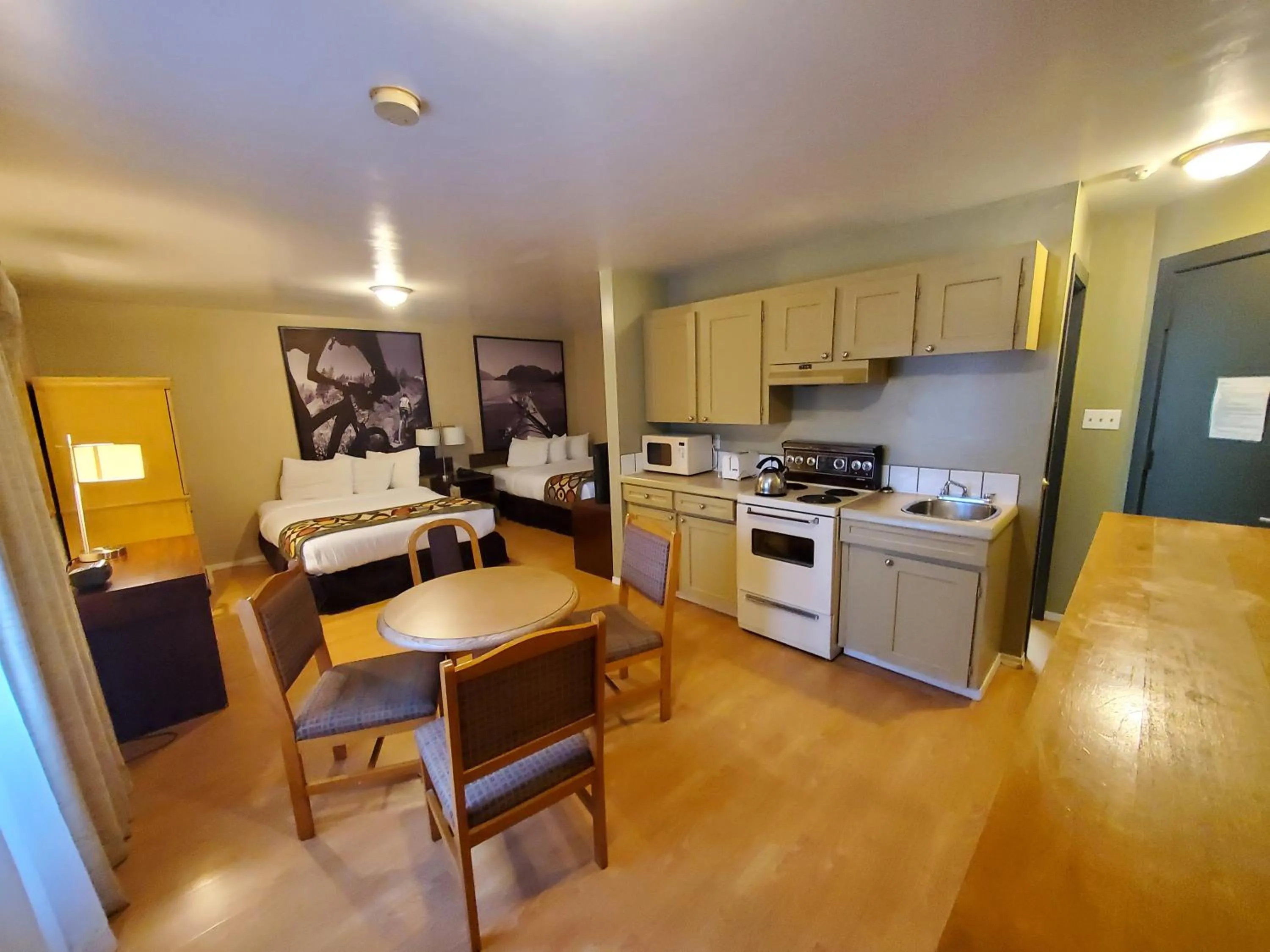 Bedroom in Super 8 by Wyndham Duncan