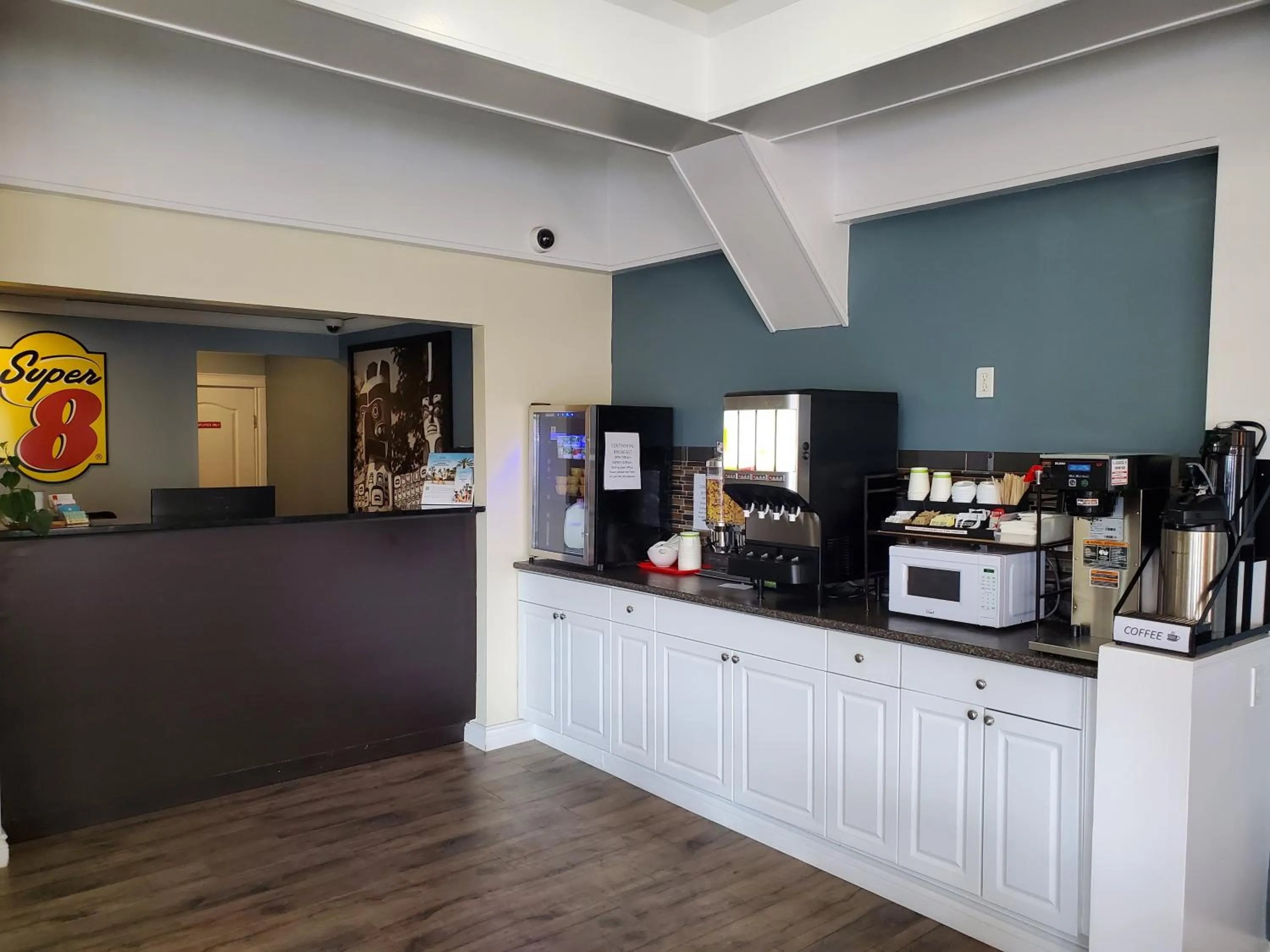 Coffee/tea facilities in Super 8 by Wyndham Duncan