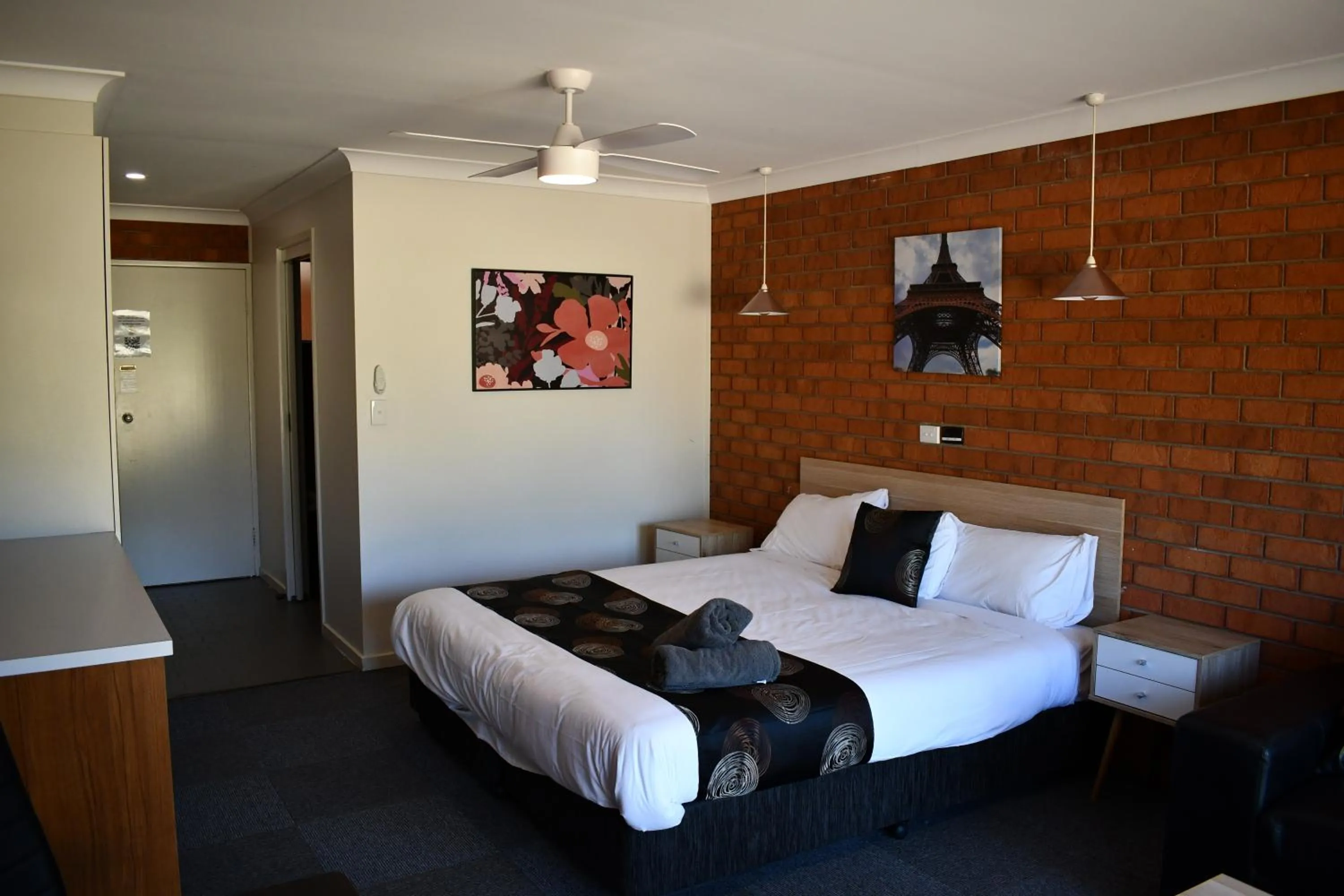 Bed in Berrigan Motel