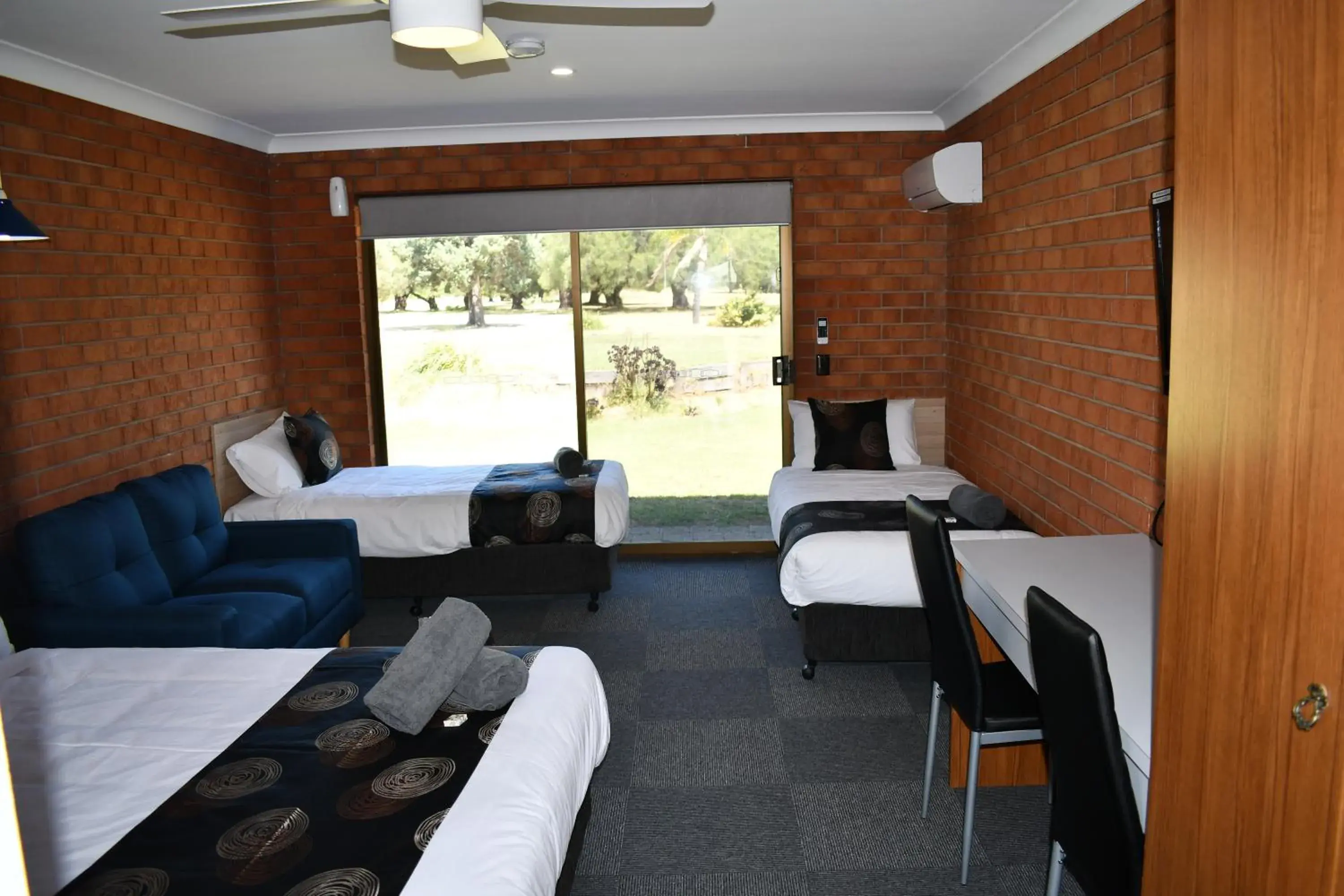 Basic Triple Room in Berrigan Motel Basic Triple Room in Berrigan Motel