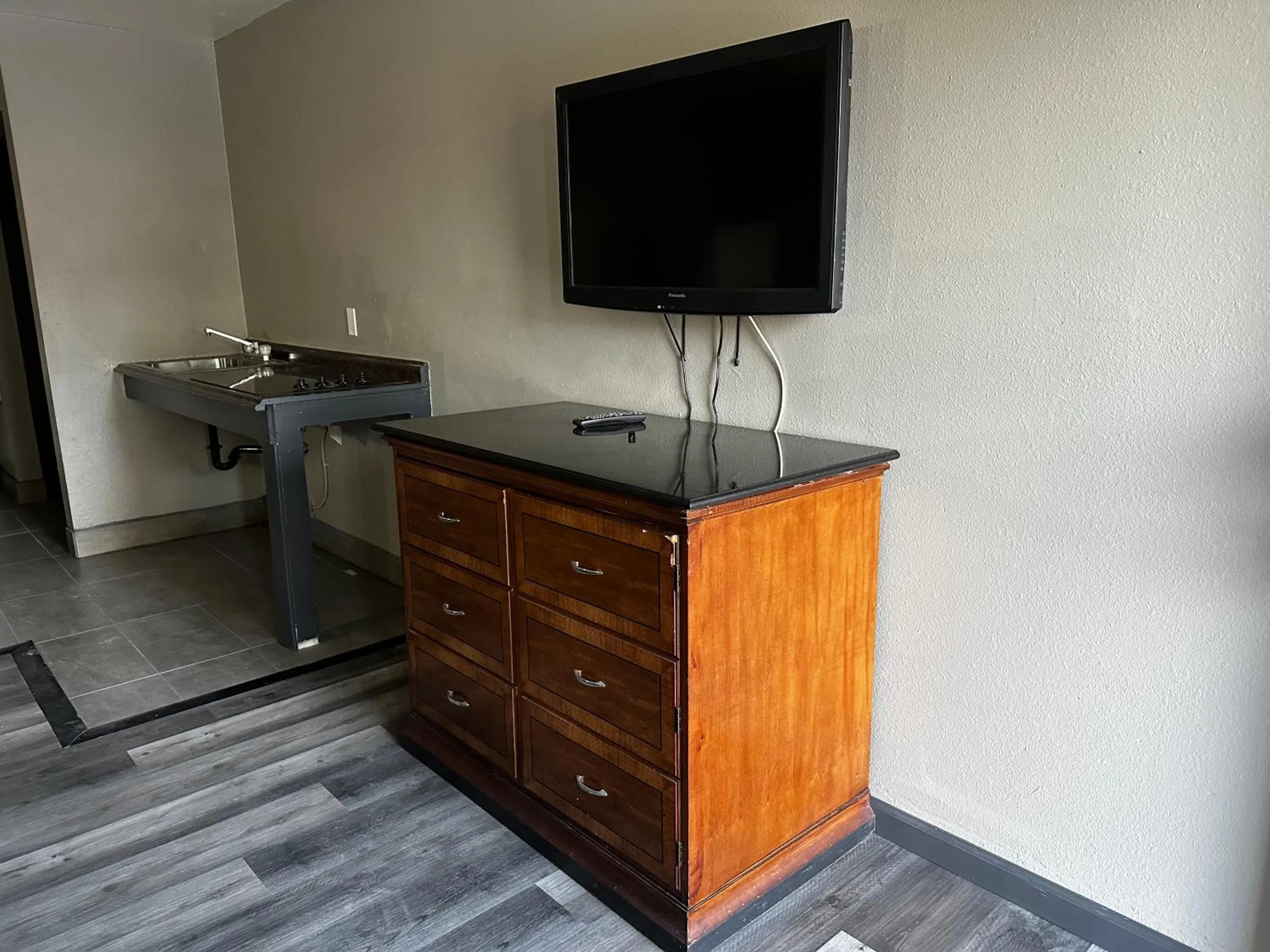 TV and multimedia in Sunpark Inn & Suites