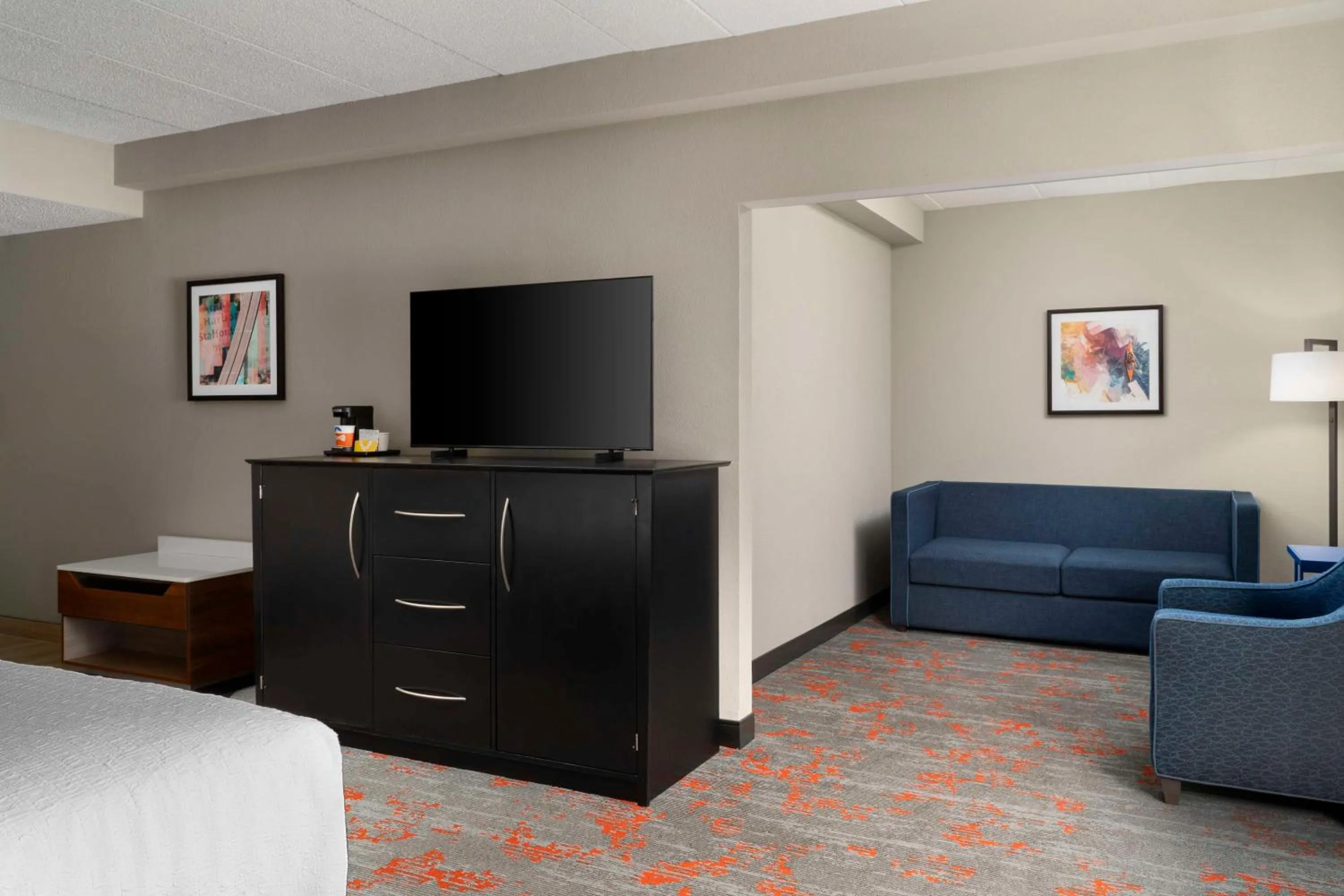 Living room, Bed in Hampton Inn Stafford / Quantico-Aquia