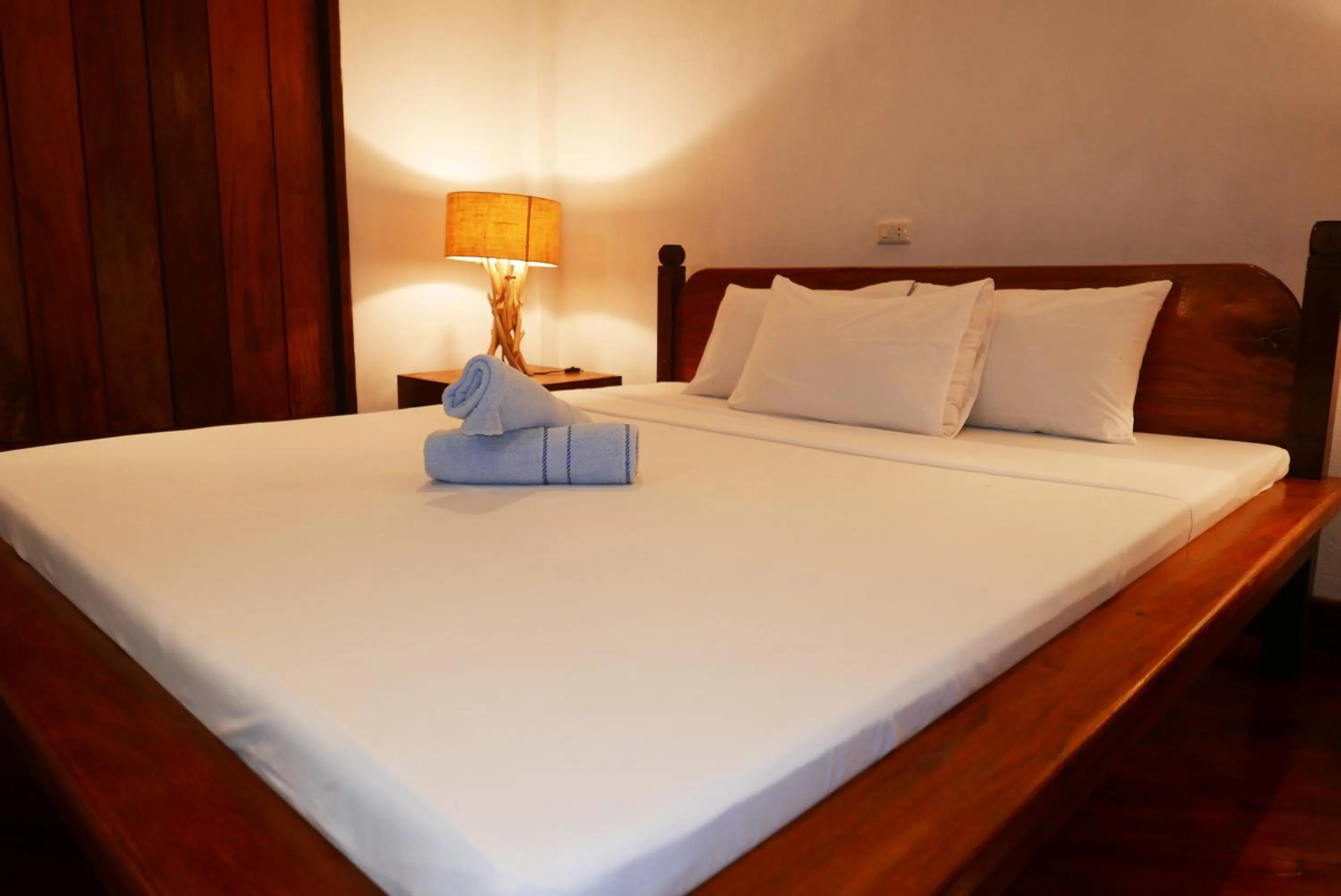 Bed in Dolarog Beach Resort