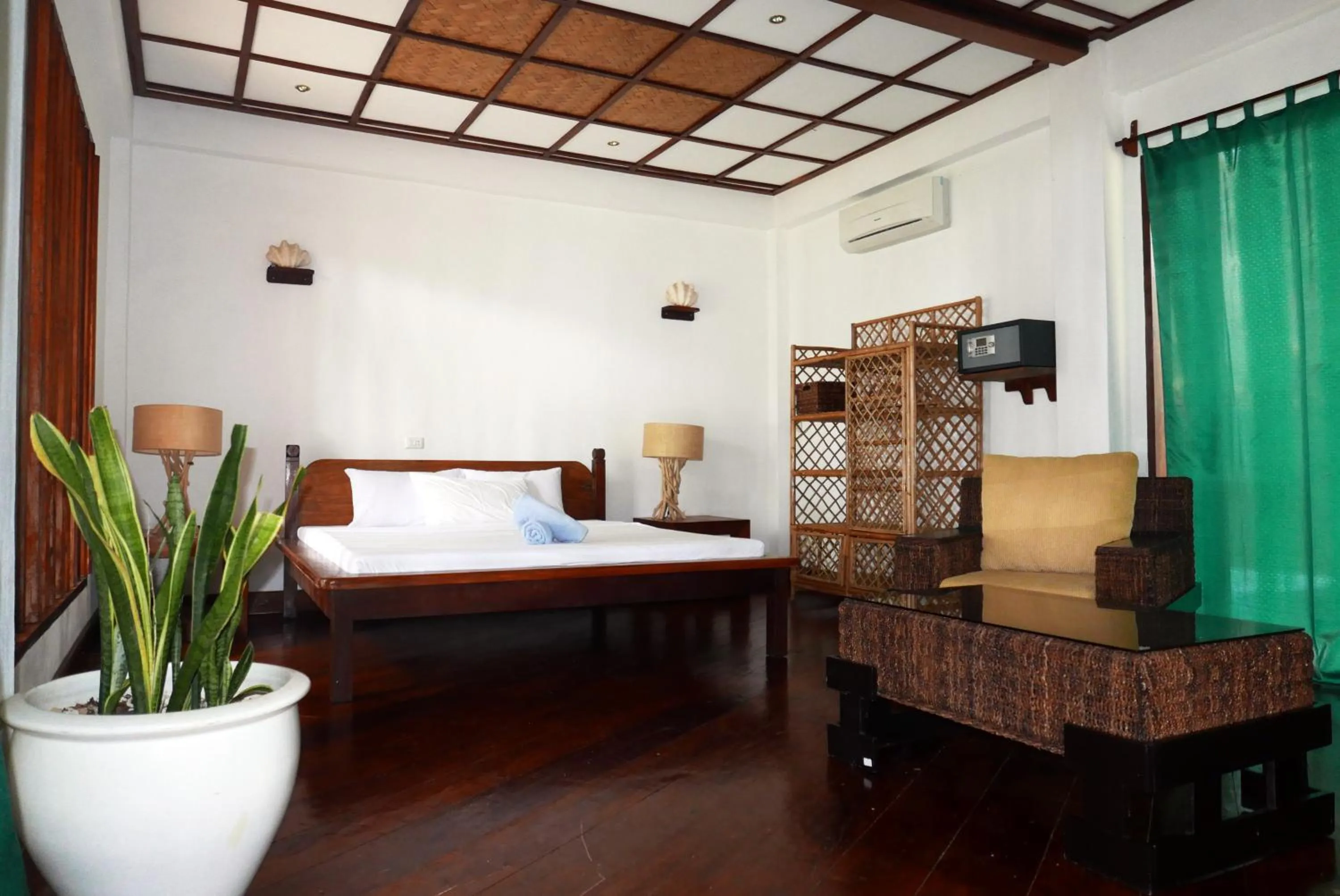 Bed in Dolarog Beach Resort