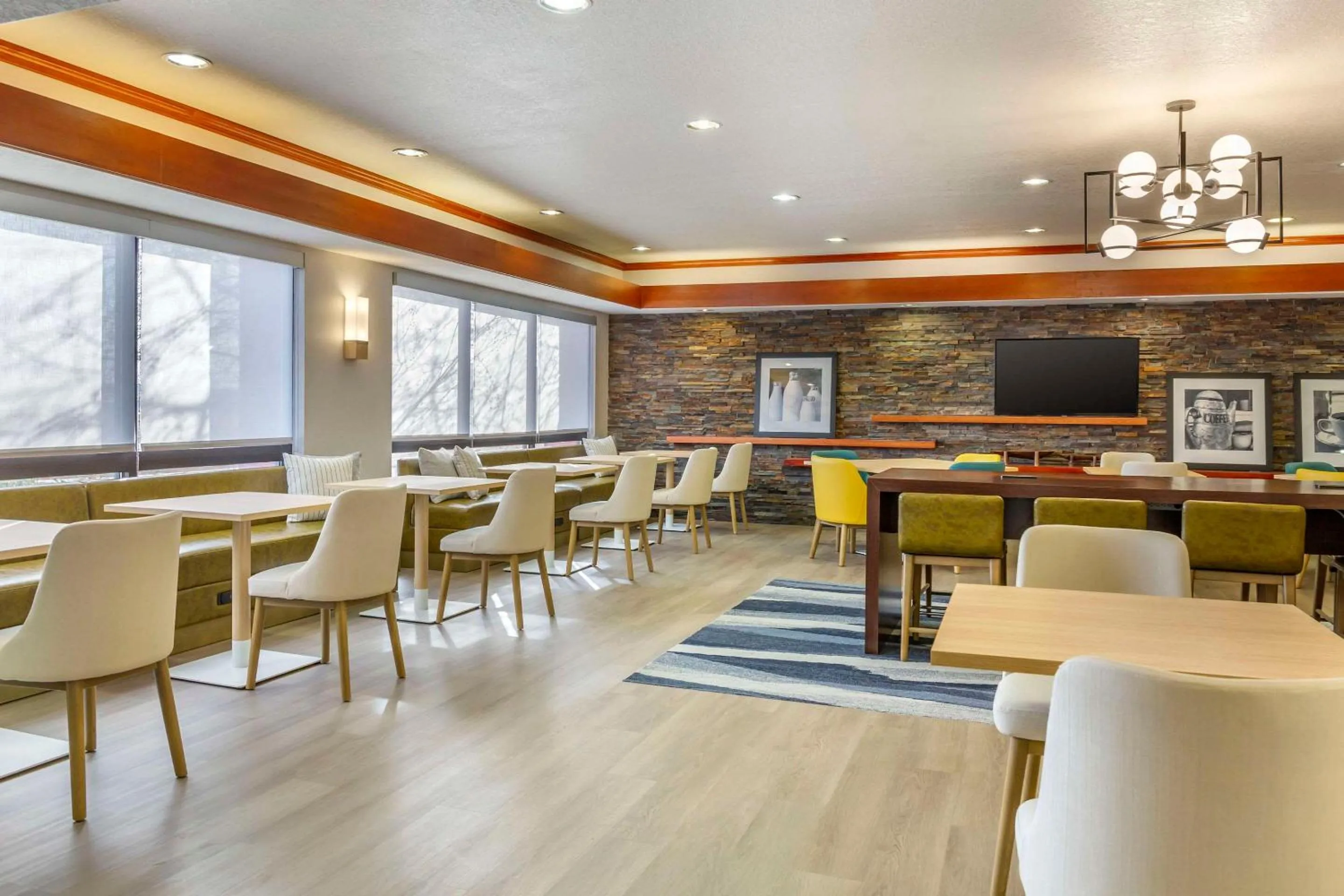 Breakfast in Comfort Inn & Suites Rapid City near Mt Rushmore