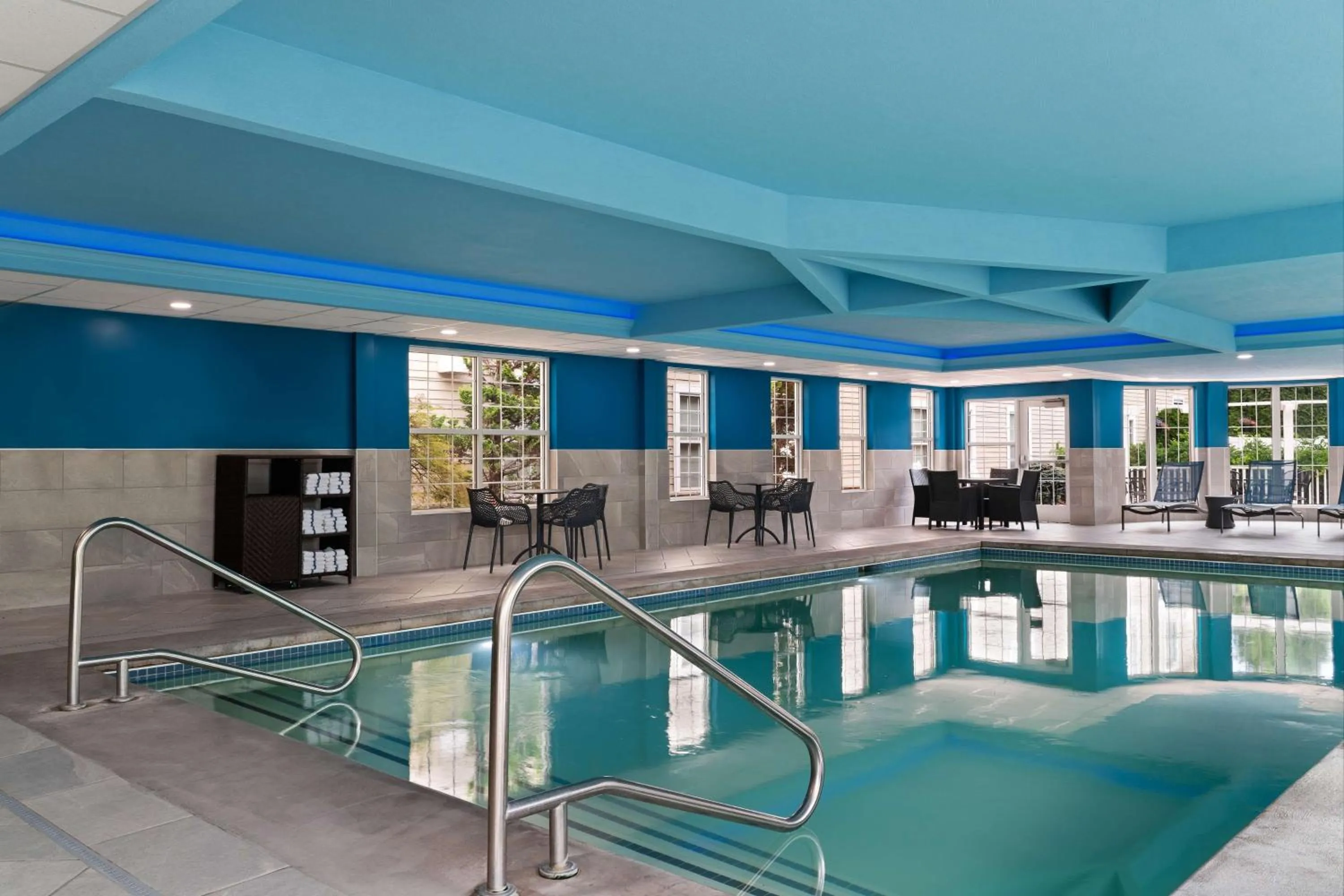 Pool view in Hampton Inn South Kingstown - Newport Area