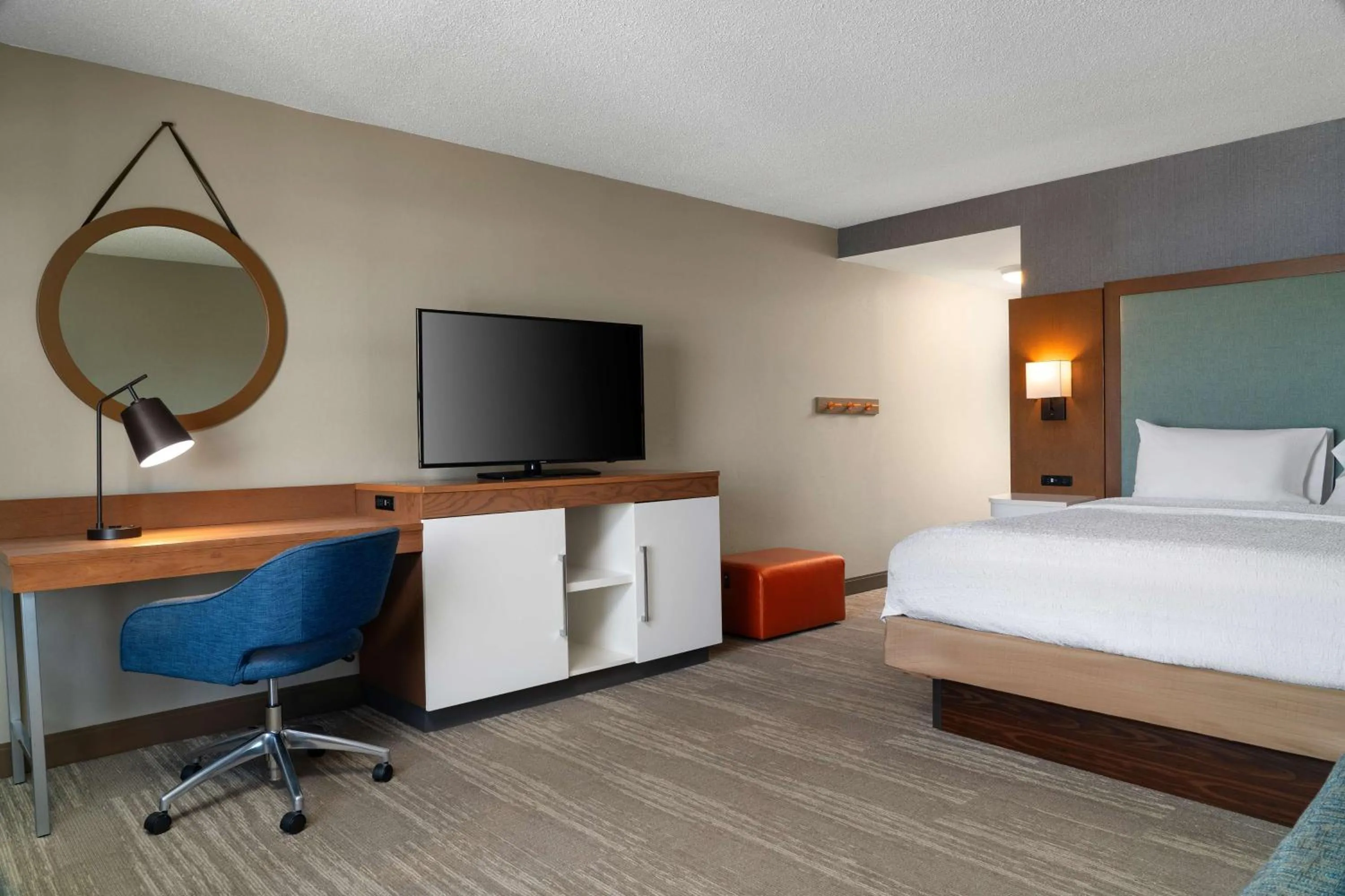 Bedroom, Bed in Hampton Inn South Kingstown - Newport Area