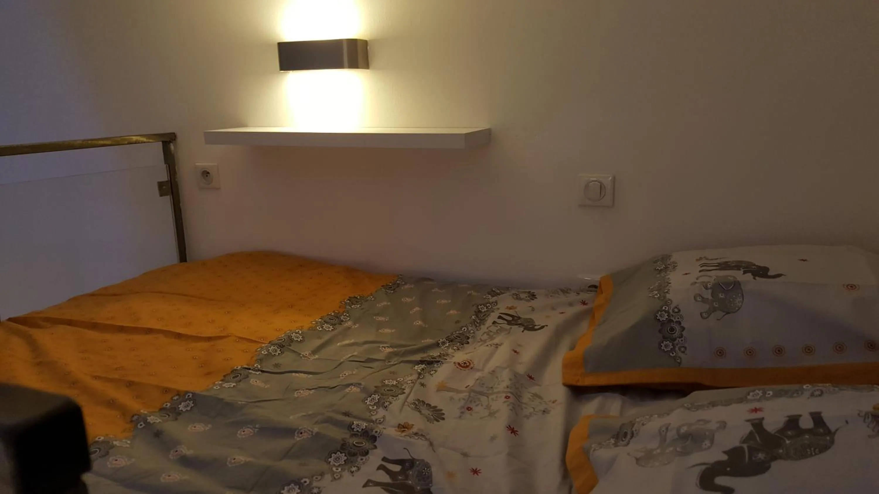 Bed in Le Marnois-Centre Ville