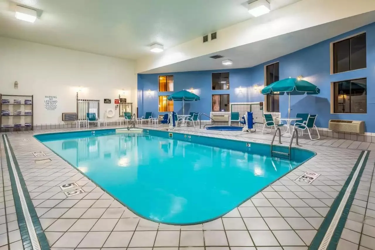 Swimming pool in Quality Inn Keystone near Mount Rushmore