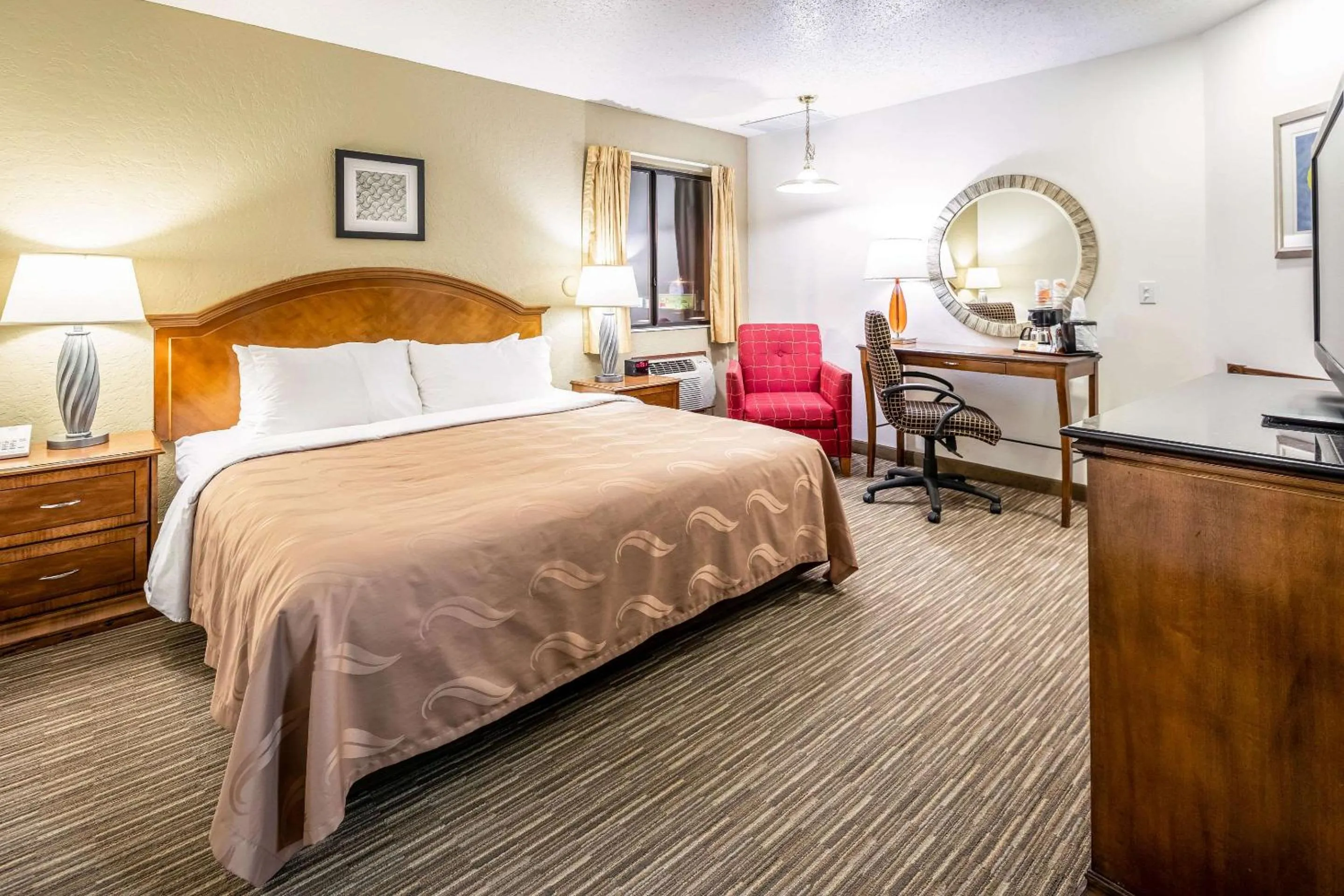 Photo of the whole room, Bed in Quality Inn Keystone near Mount Rushmore