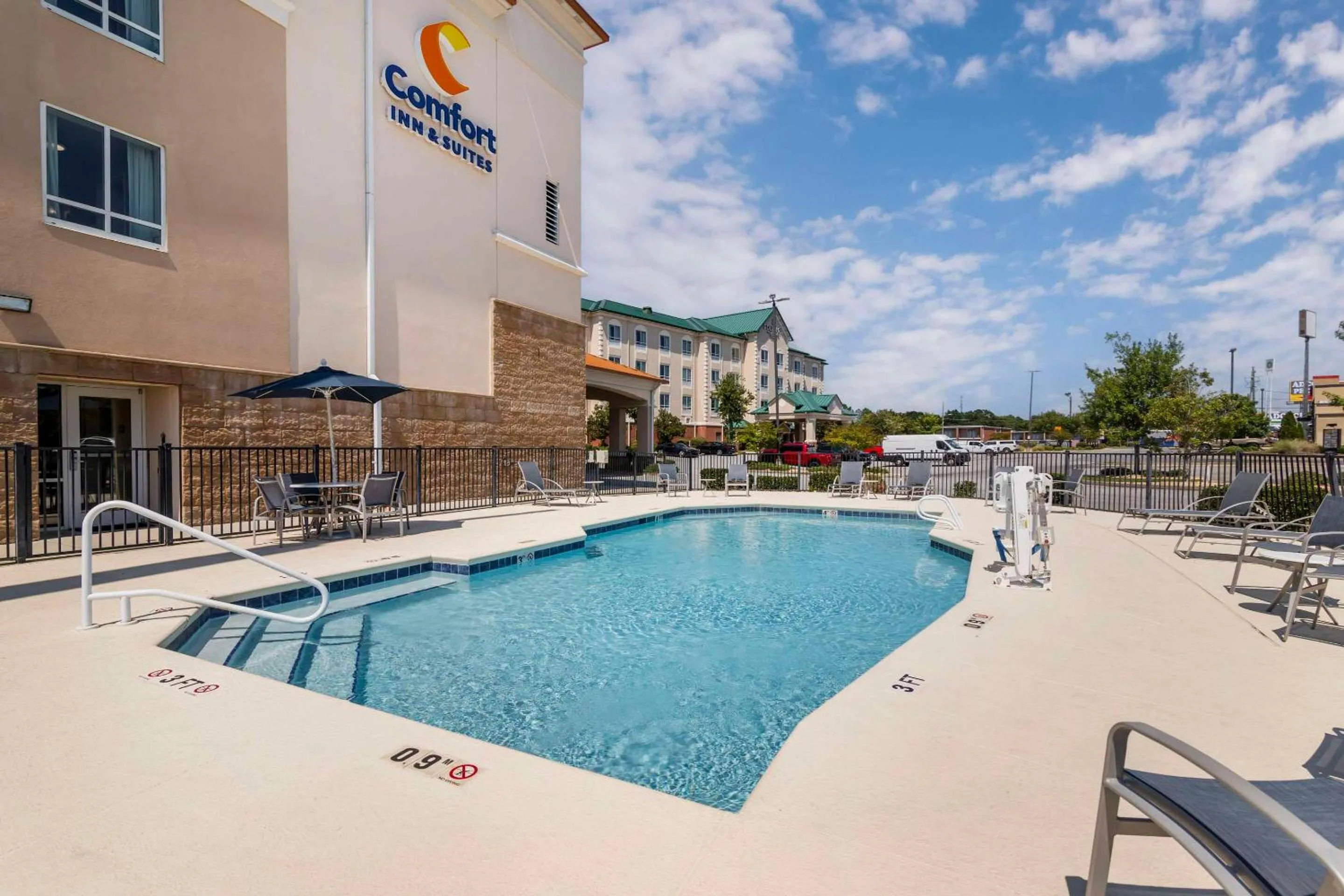 Swimming pool in Comfort Inn & Suites Tifton