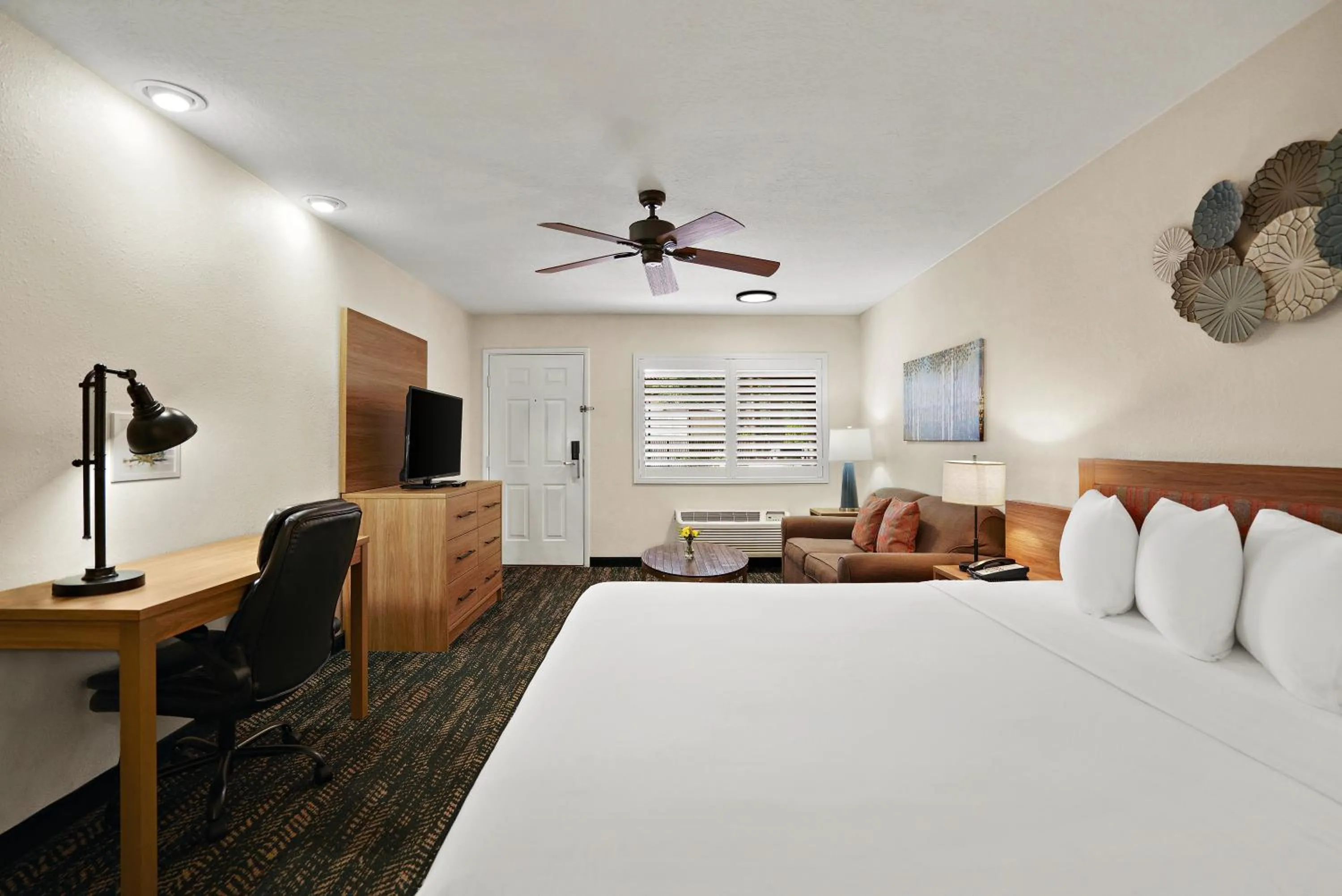 Photo of the whole room, Bed in La Fuente Inn & Suites