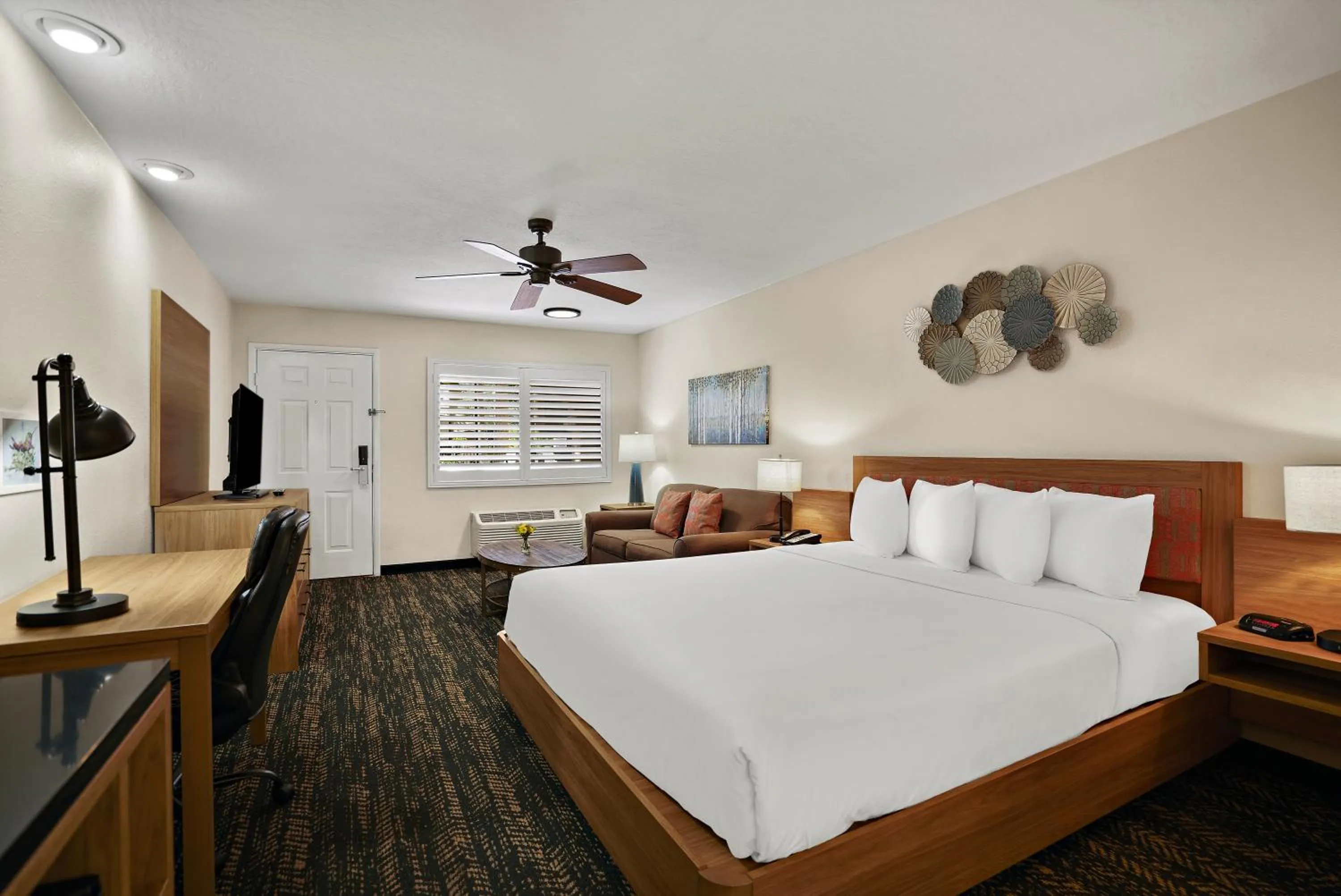 Bed in La Fuente Inn & Suites