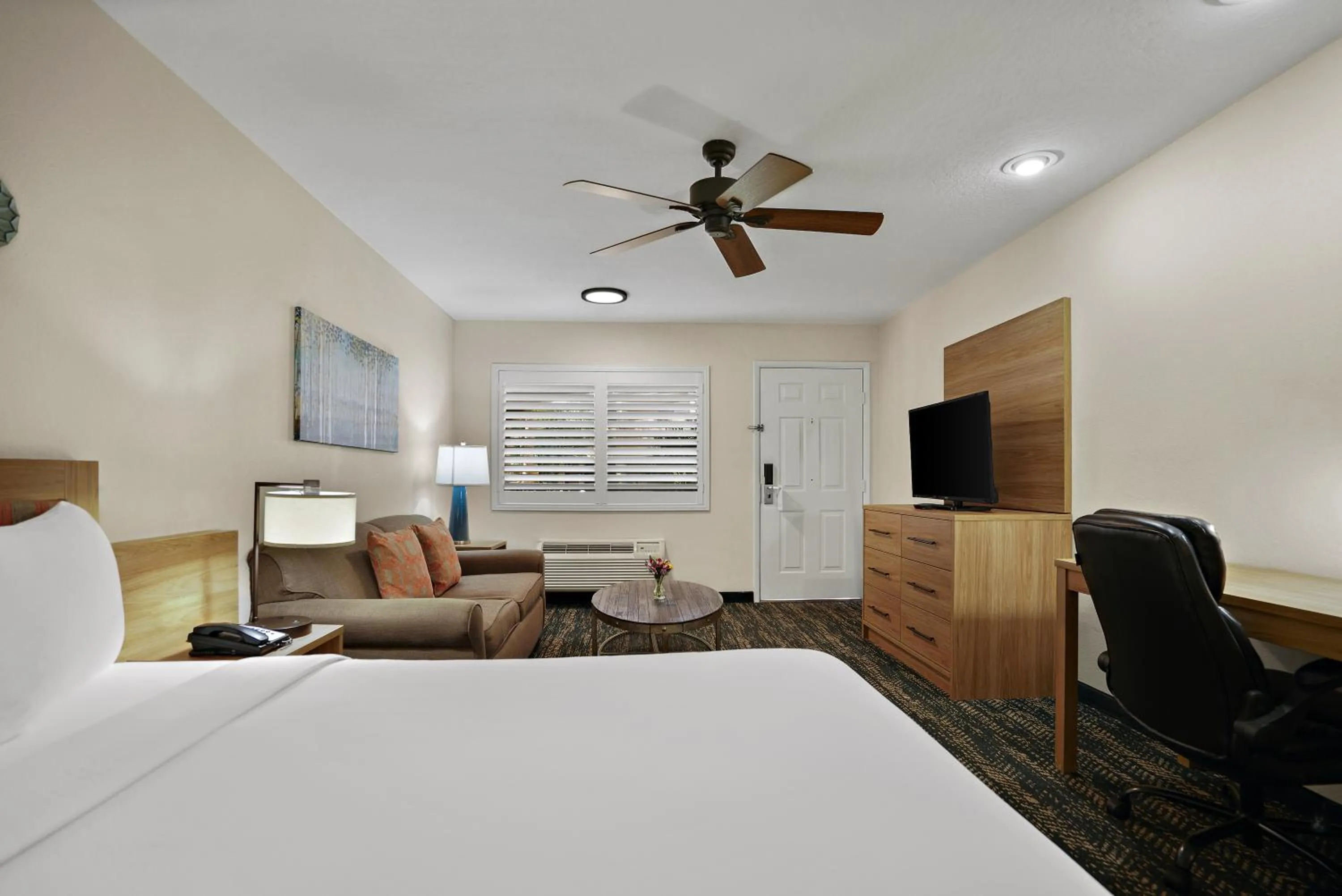 Bed in La Fuente Inn & Suites