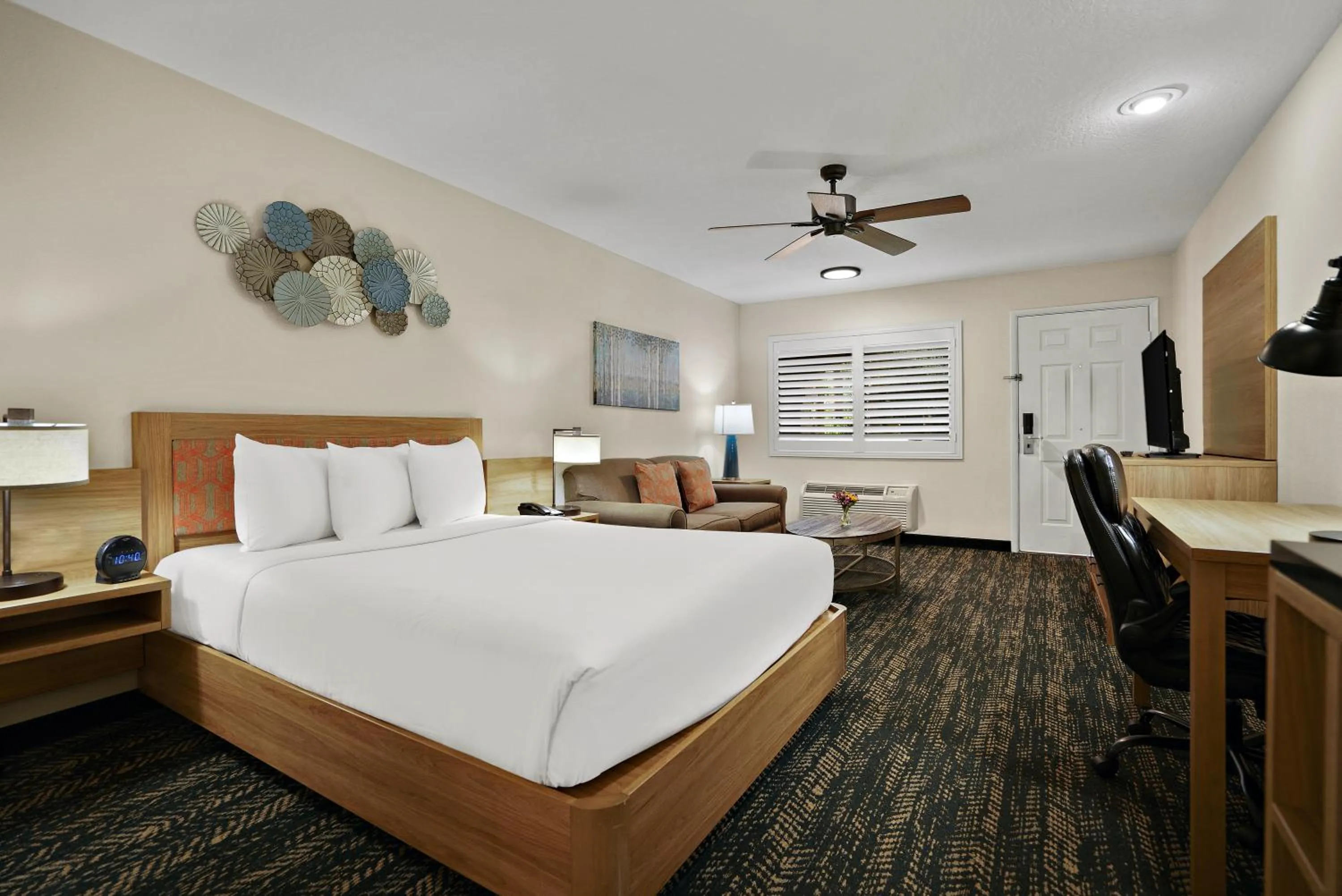 Bedroom, Bed in La Fuente Inn & Suites