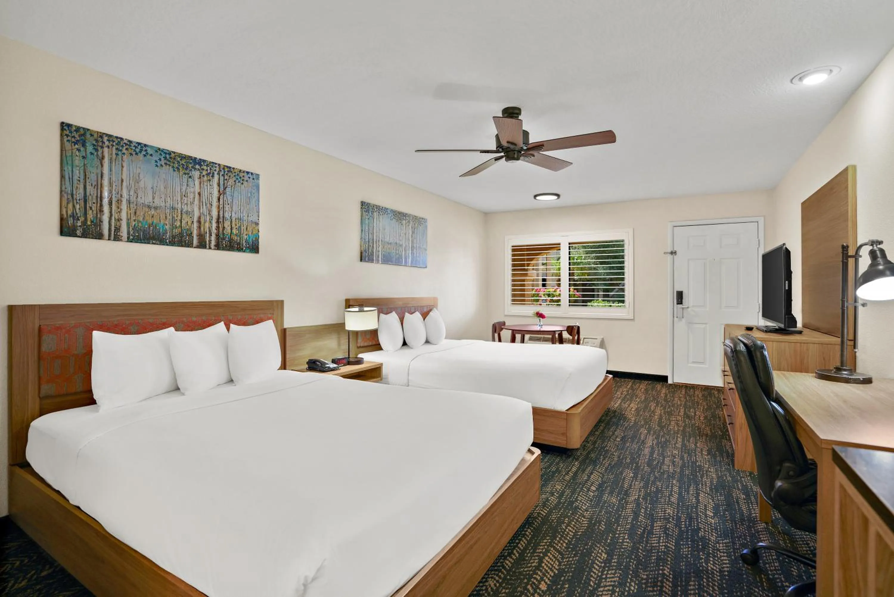 Bed in La Fuente Inn & Suites