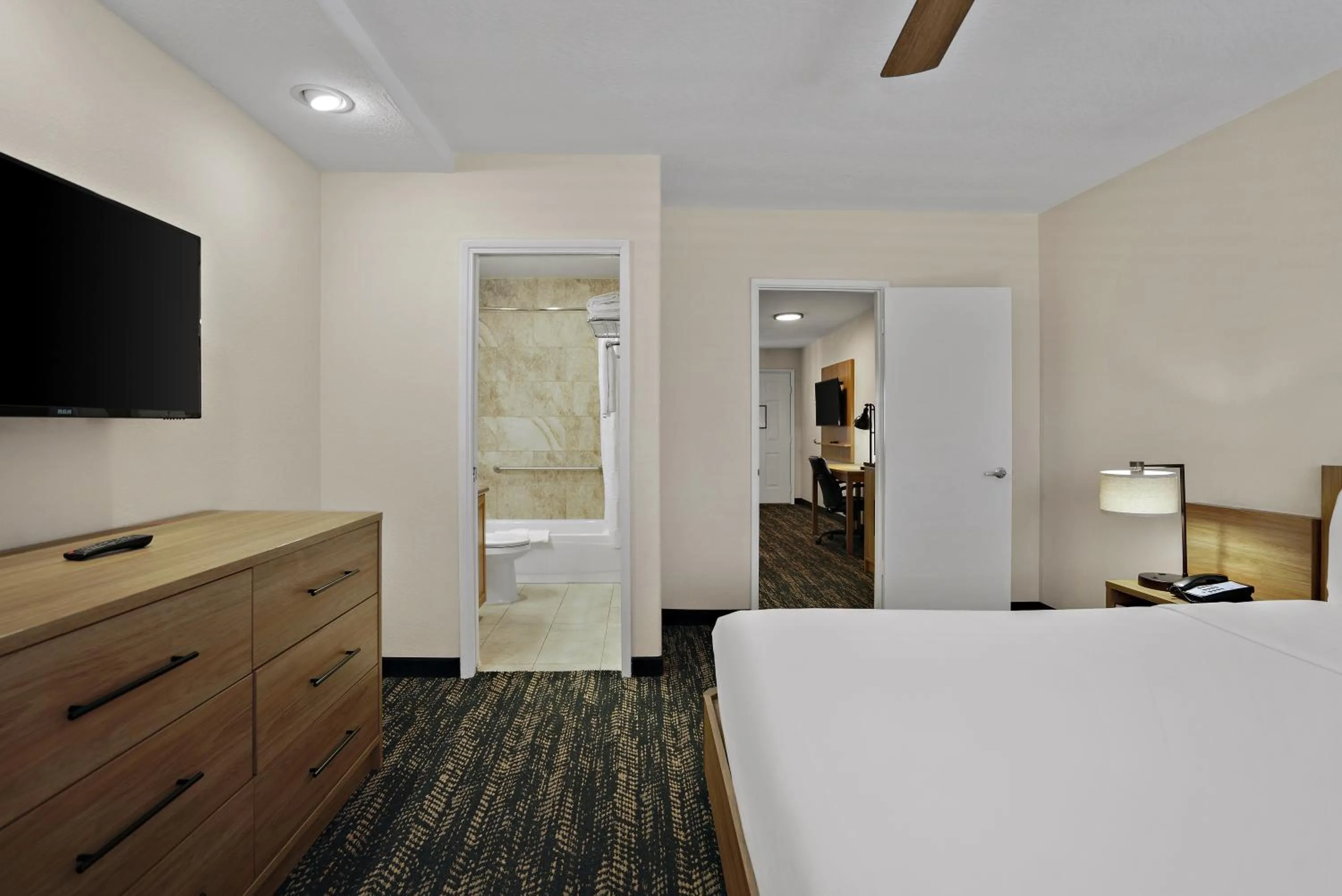 Bedroom, Bed in La Fuente Inn & Suites