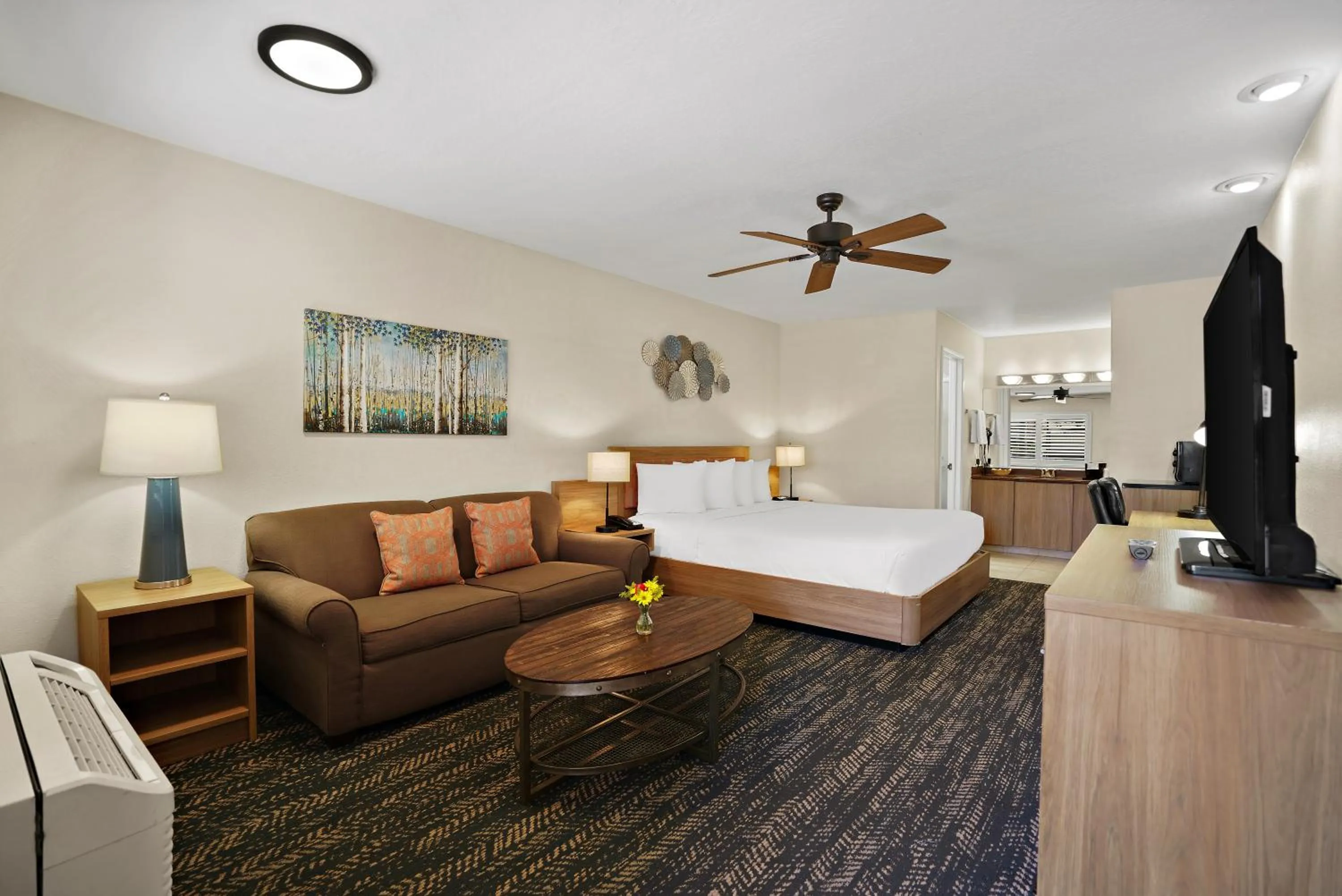 Photo of the whole room, Bed in La Fuente Inn & Suites