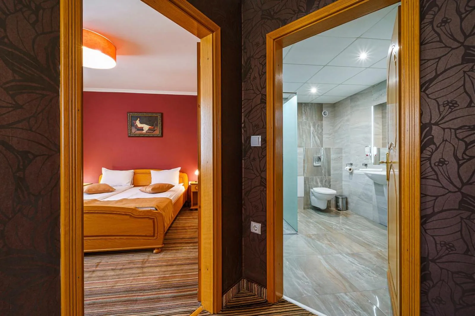 Shower, Bed in Hotel Avion - Self check in