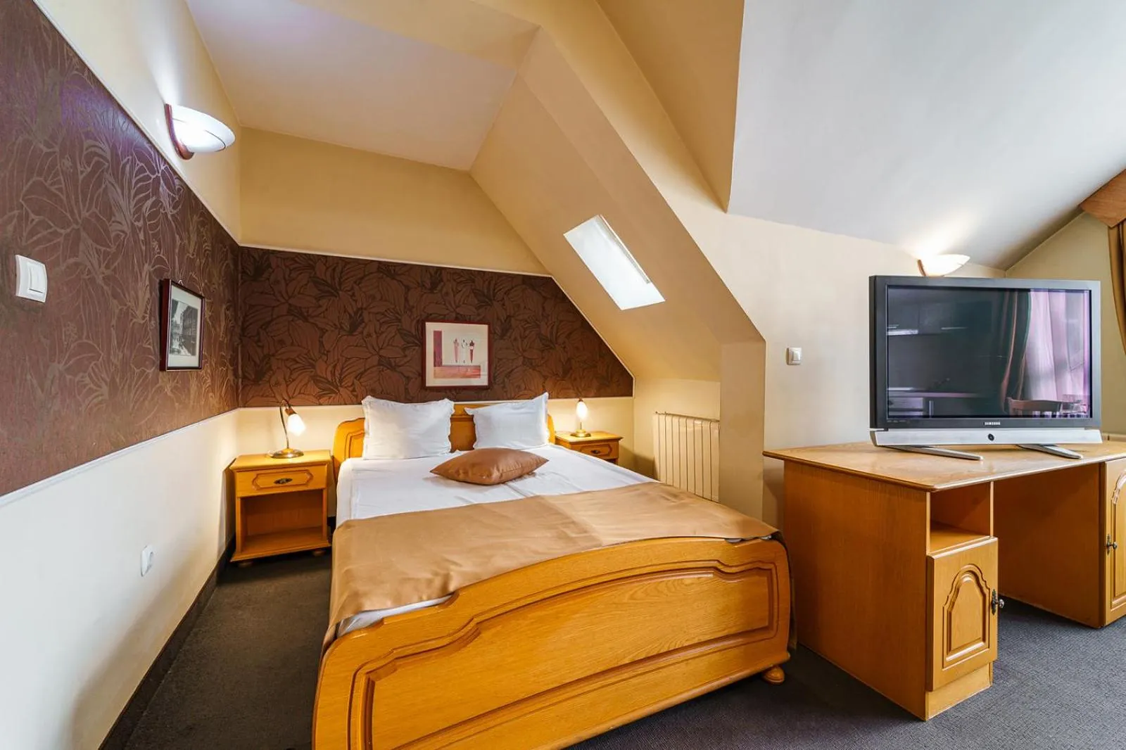 TV and multimedia, Bed in Hotel Avion - Self check in