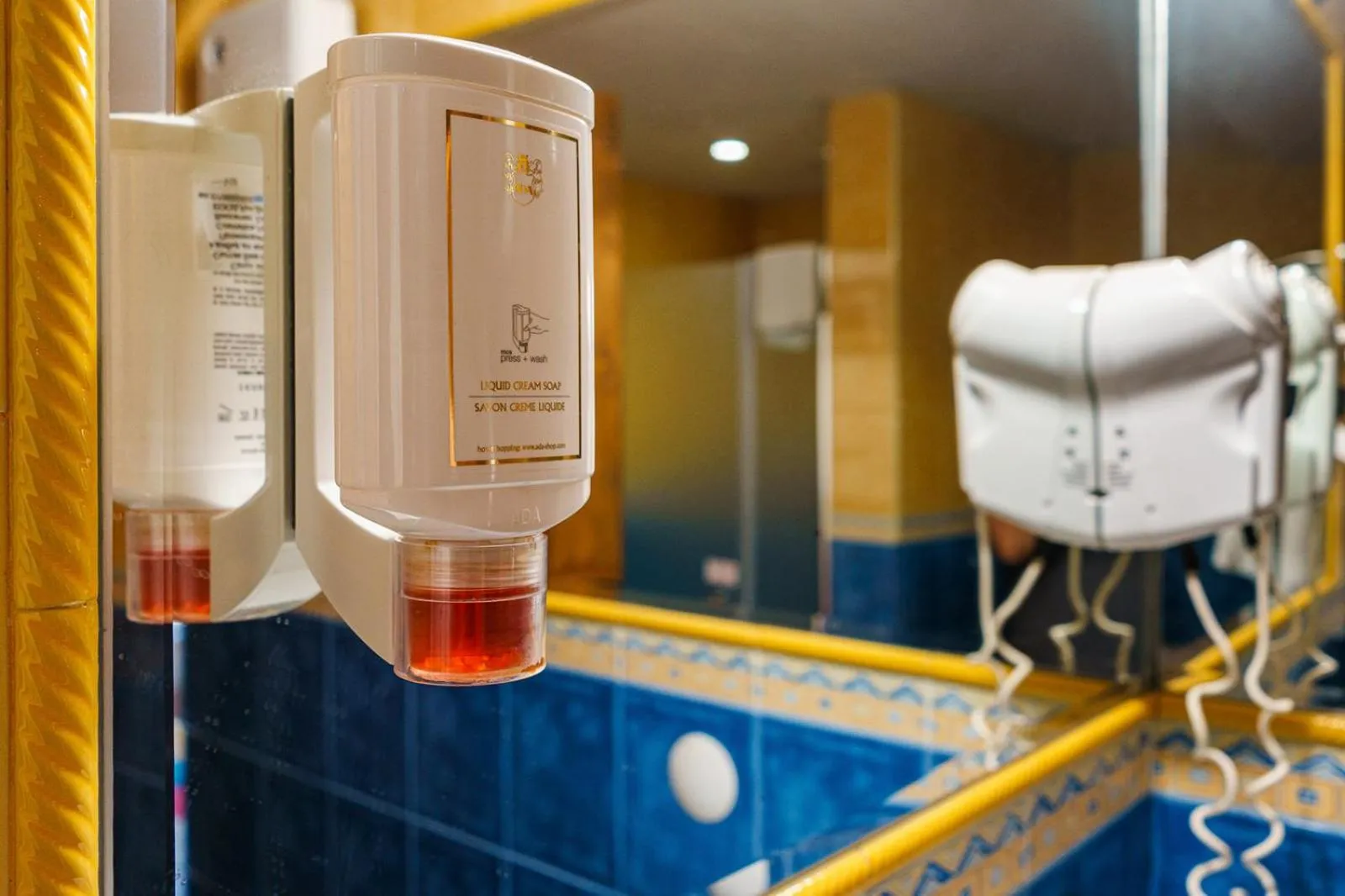 Bathroom in Hotel Avion - Self check in