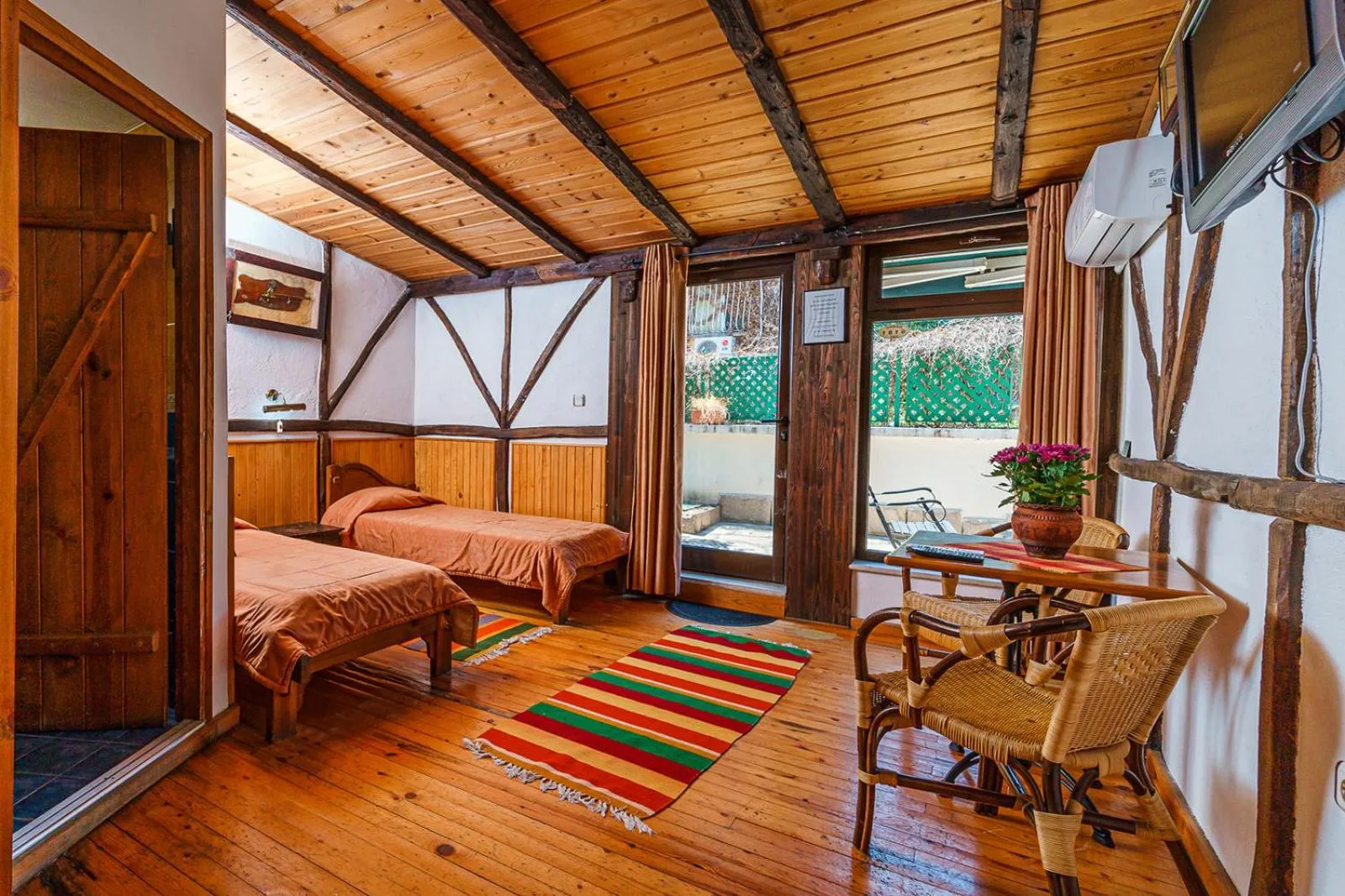 Patio, Bed in Hotel Avion - Self check in