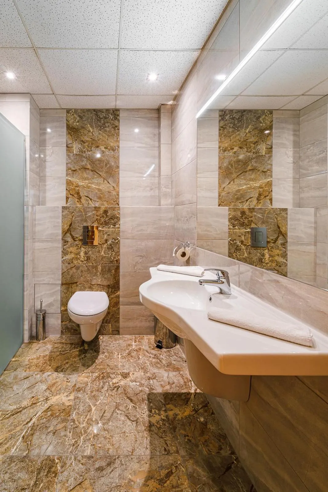 Shower in Hotel Avion - Self check in