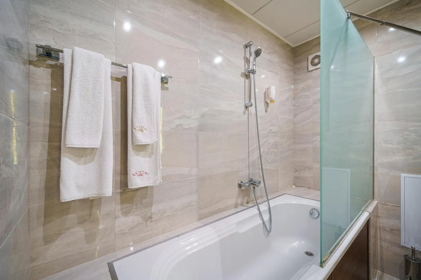 Shower in Hotel Avion - Self check in