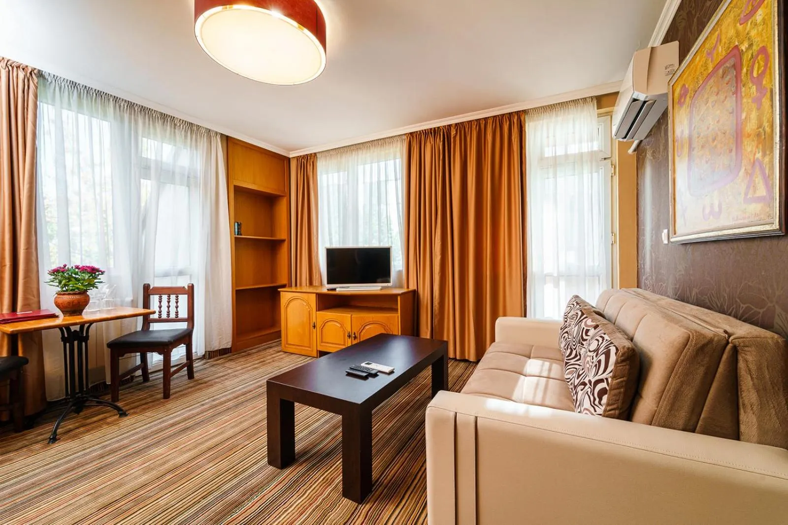 Library in Hotel Avion - Self check in