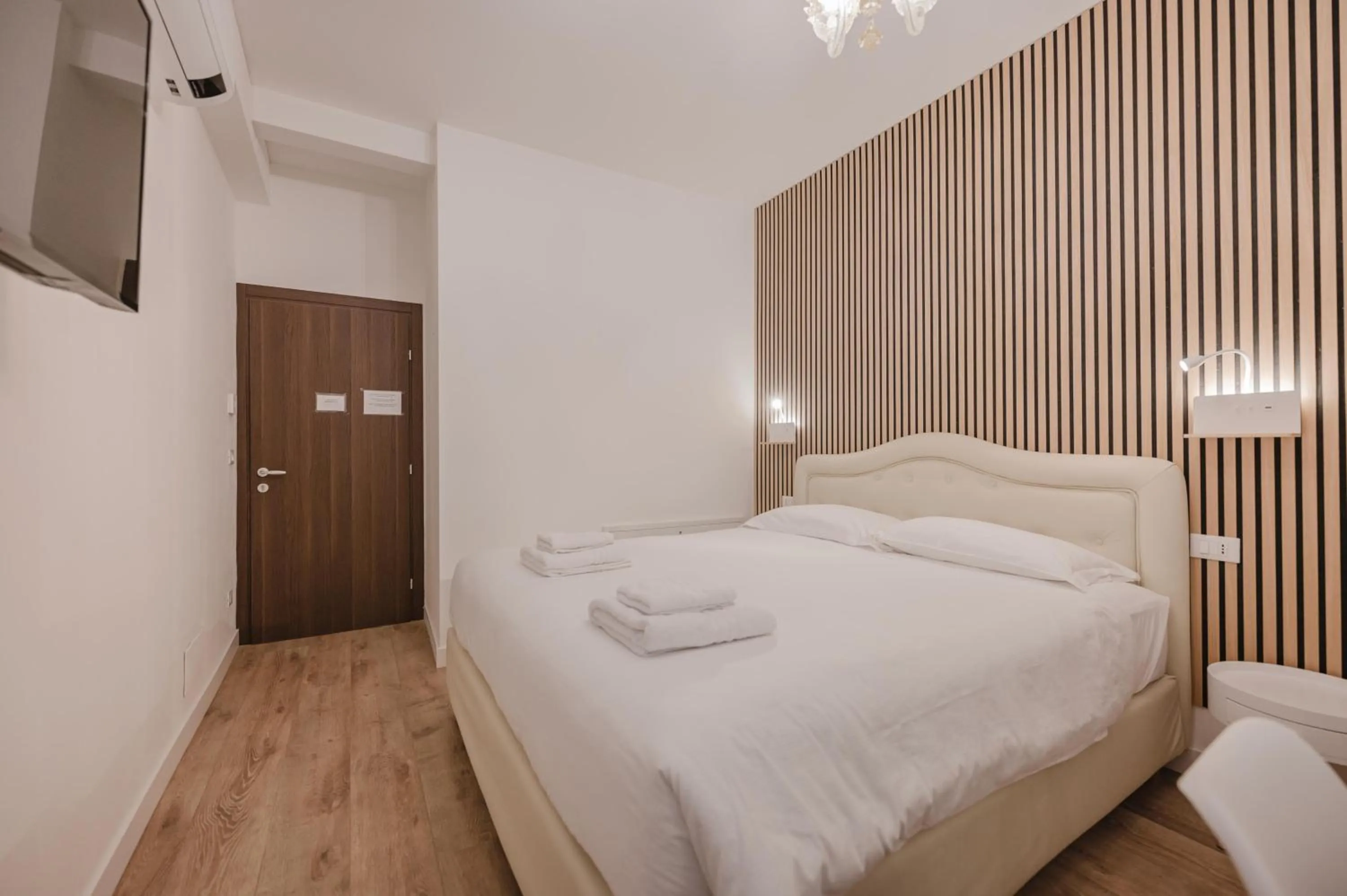 Bedroom, Bed in Rialto Suite 707