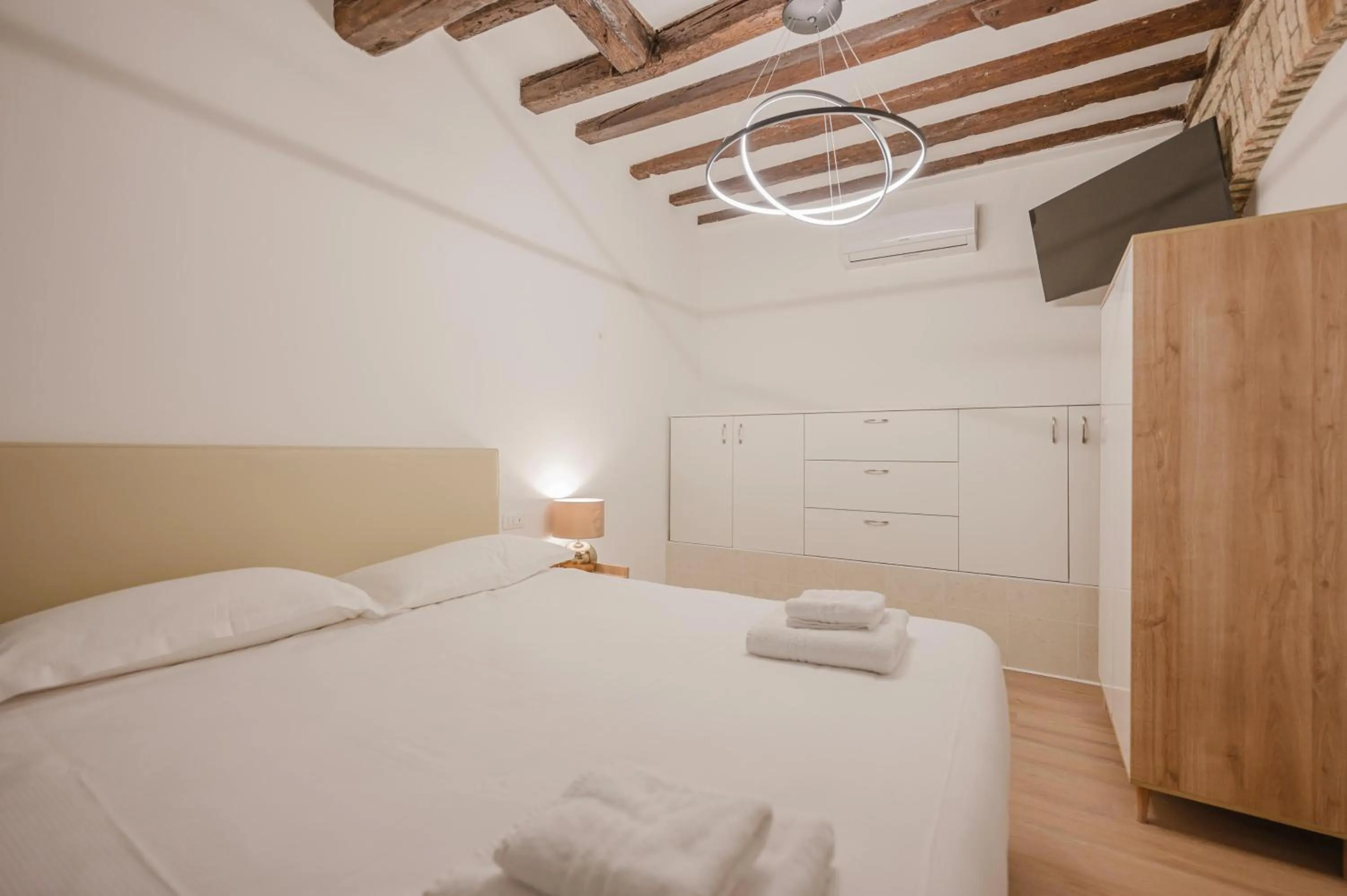 Bedroom, Bed in Rialto Suite 707