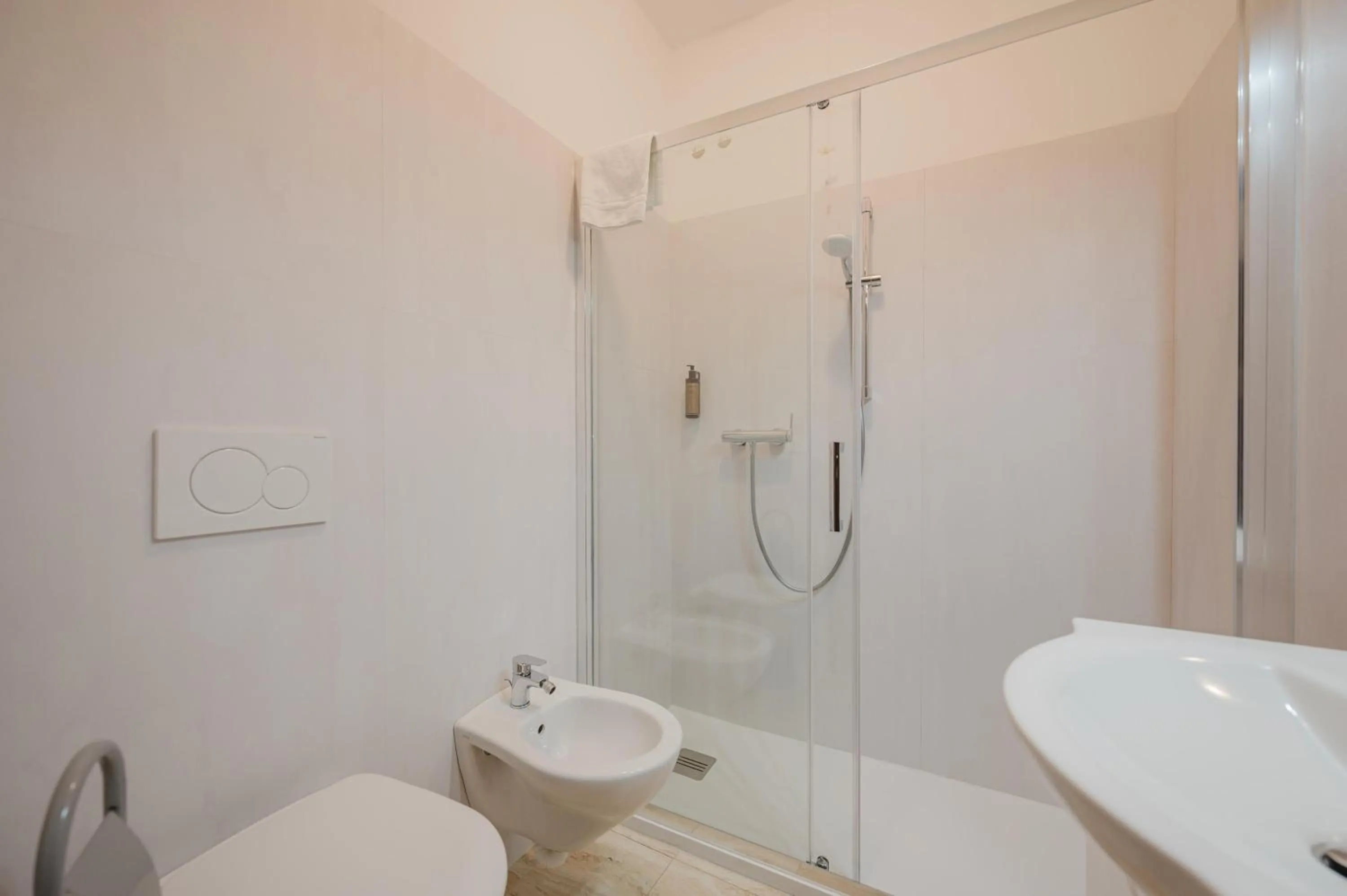 Bathroom in Rialto Suite 707