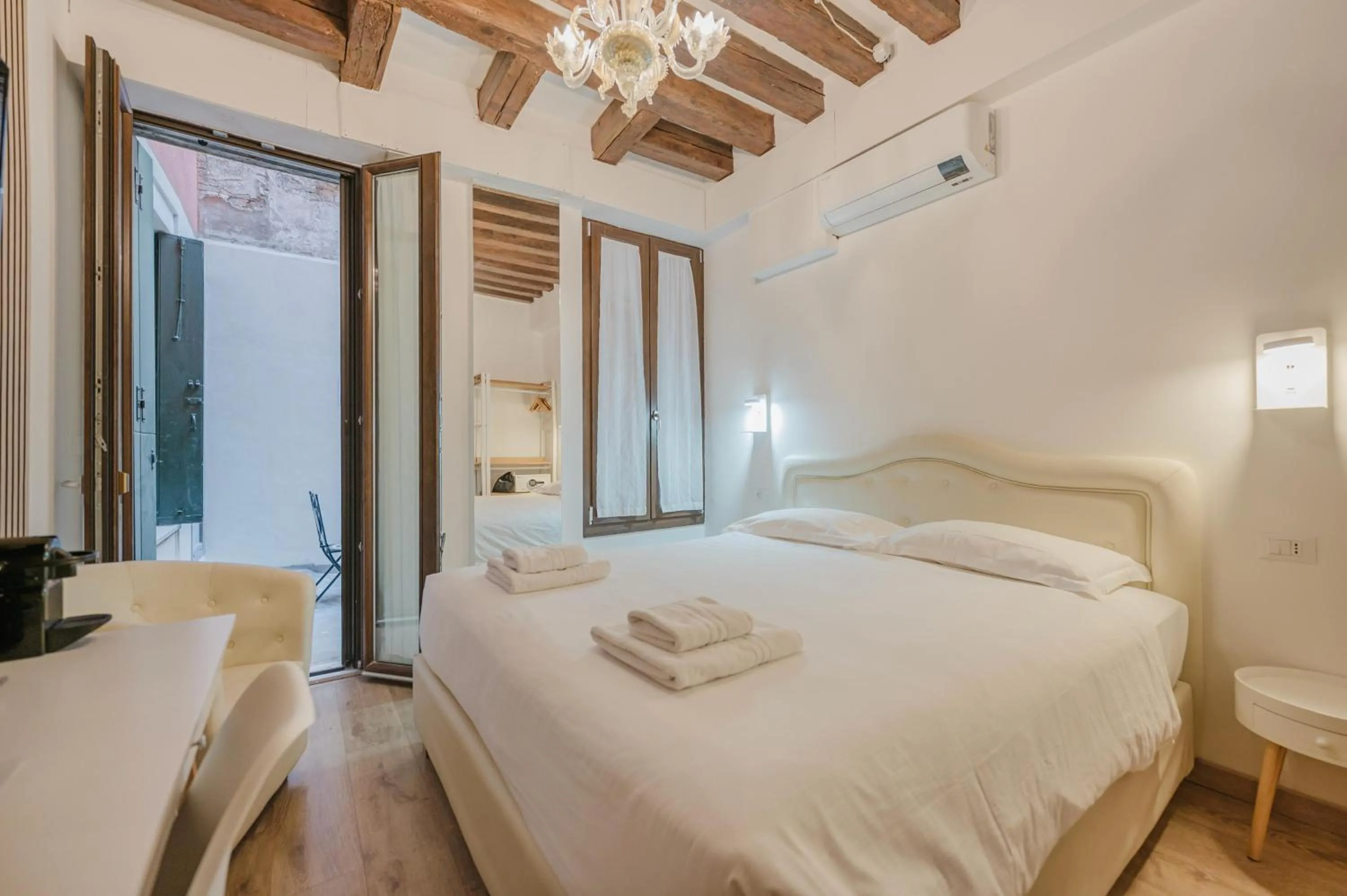 Bedroom, Bed in Rialto Suite 707