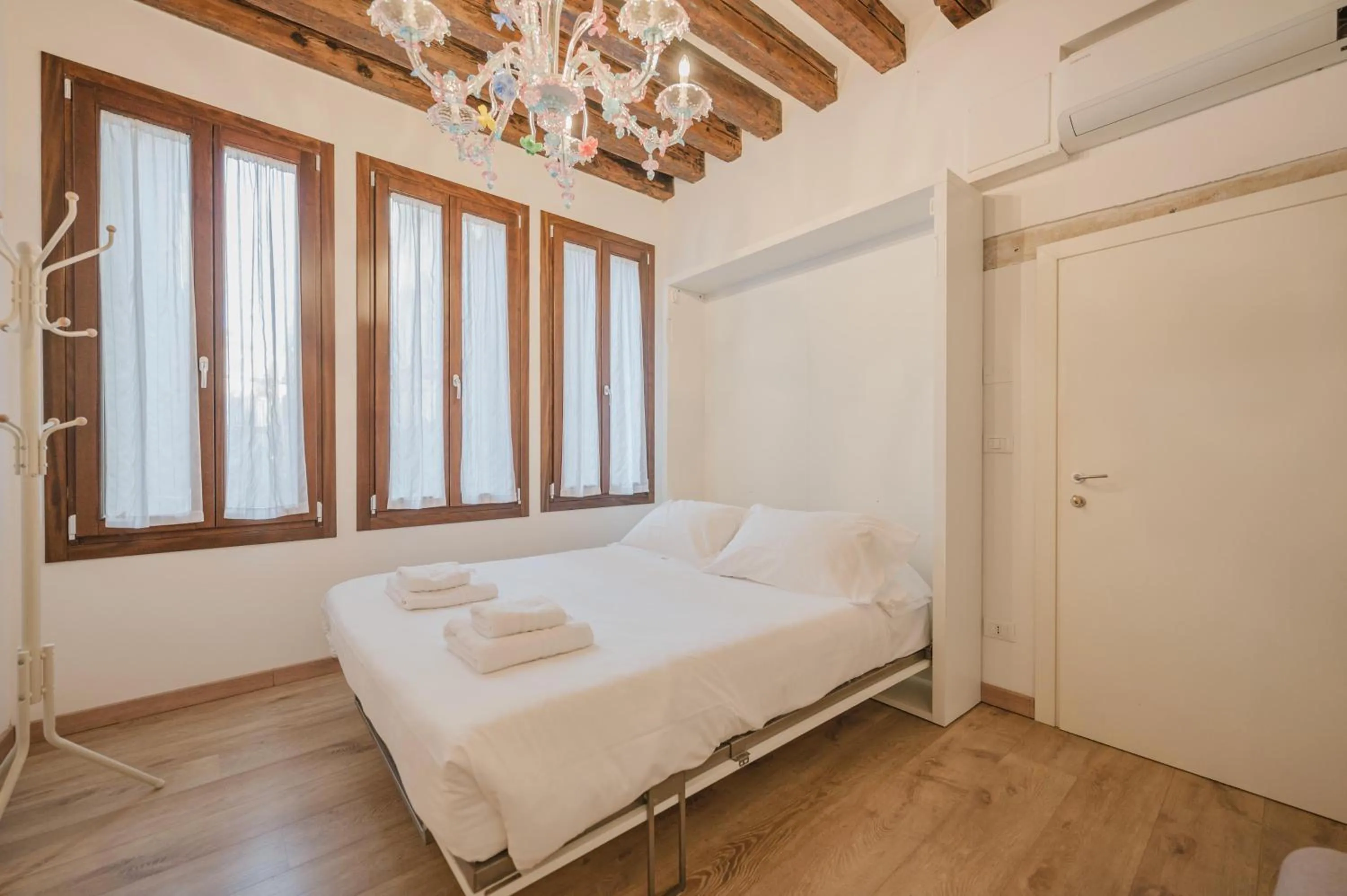 Bedroom, Bed in Rialto Suite 707