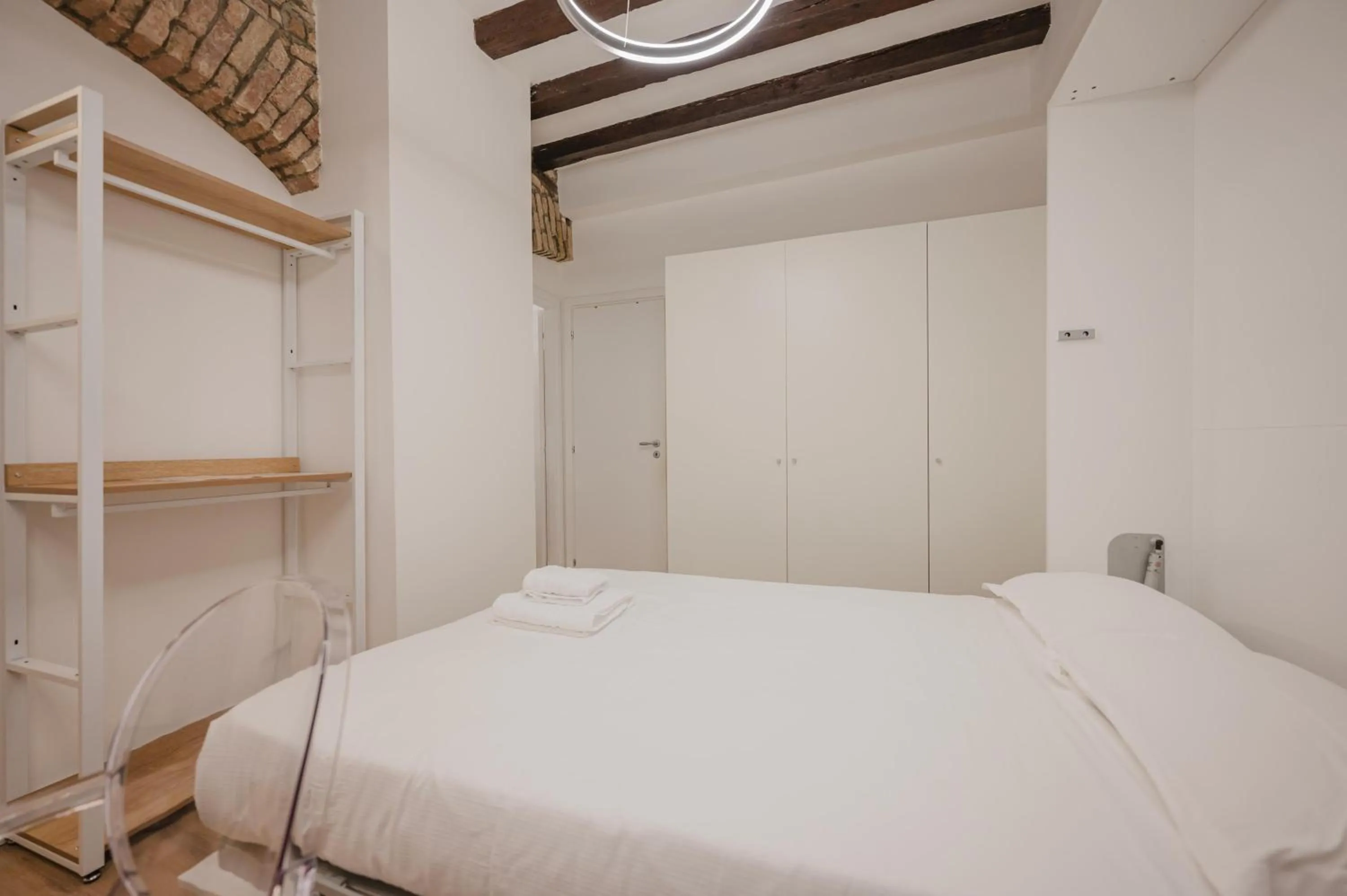 Bedroom, Bed in Rialto Suite 707