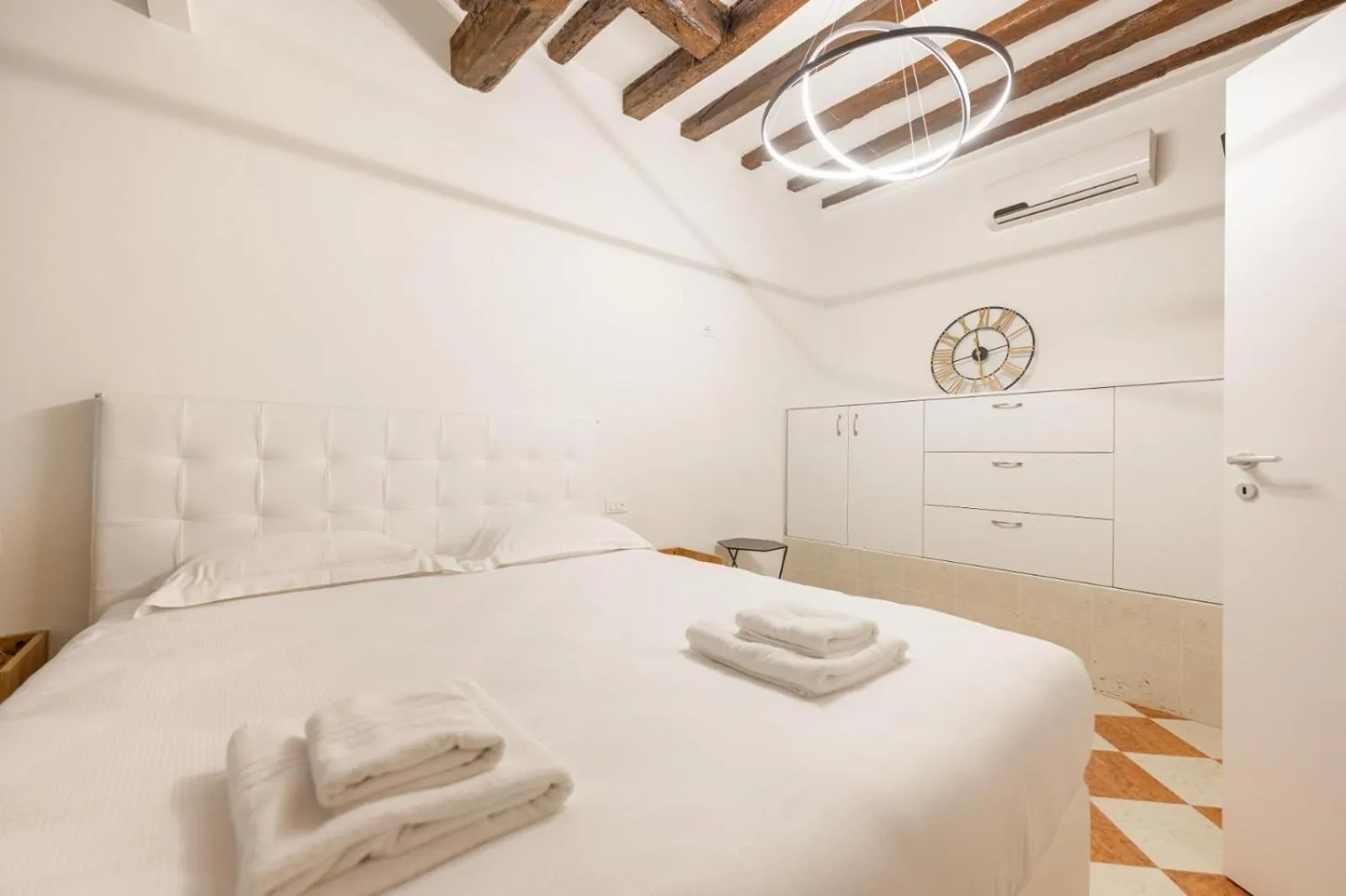 Bedroom, Bed in Rialto Suite 707