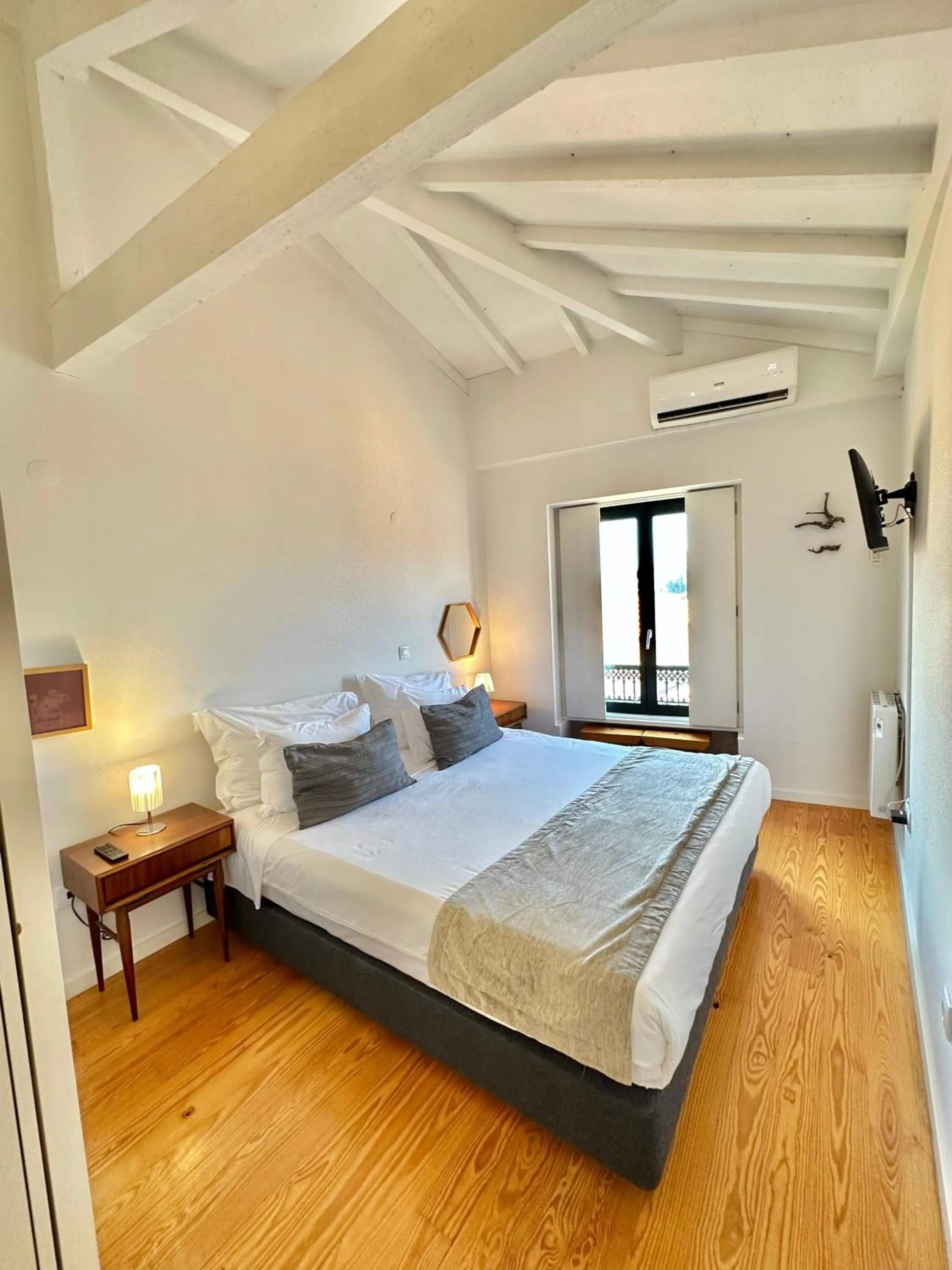 Photo of the whole room, Bed in YOUROPO - Taipas