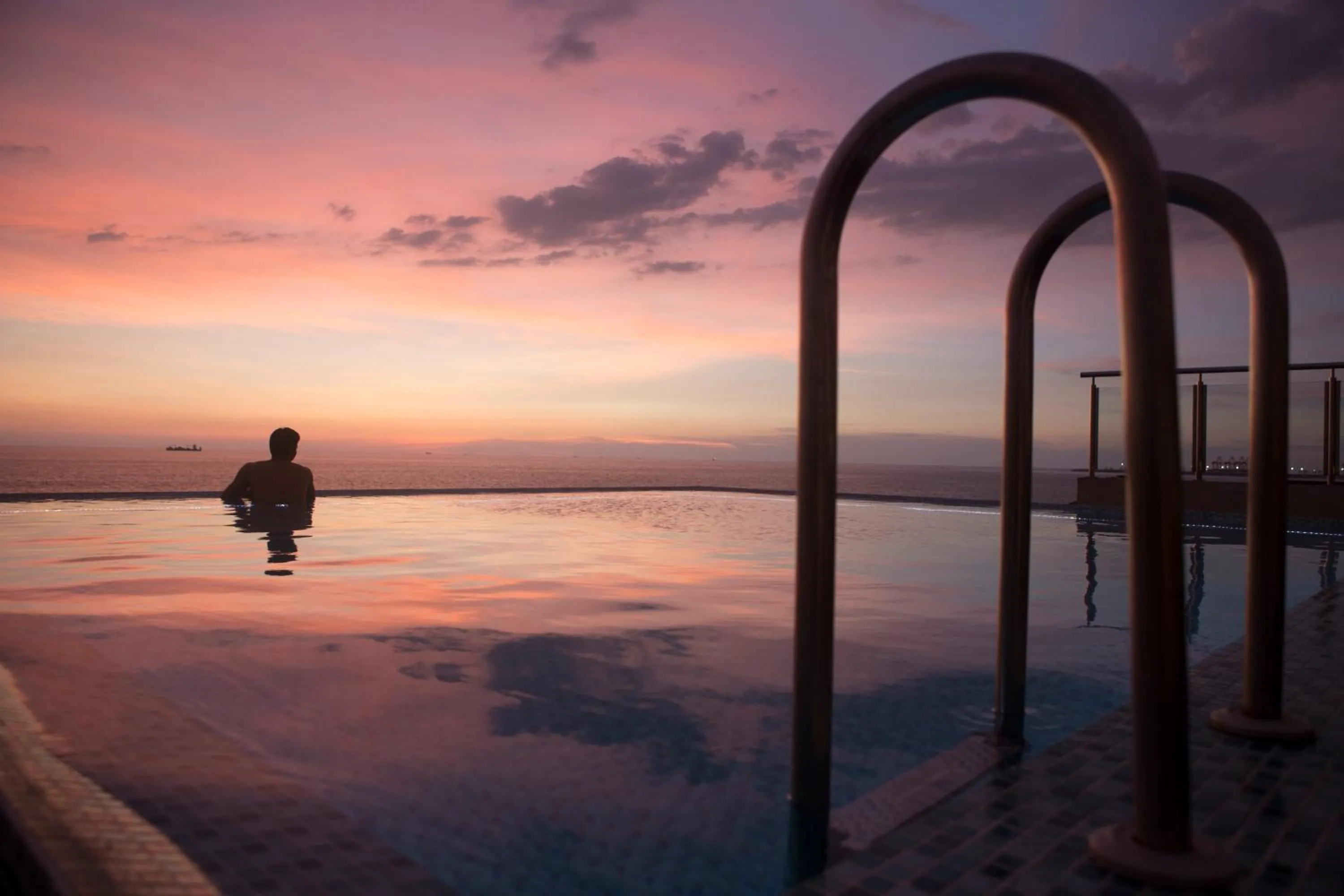 Restaurant/places to eat in Renuka City Hotel