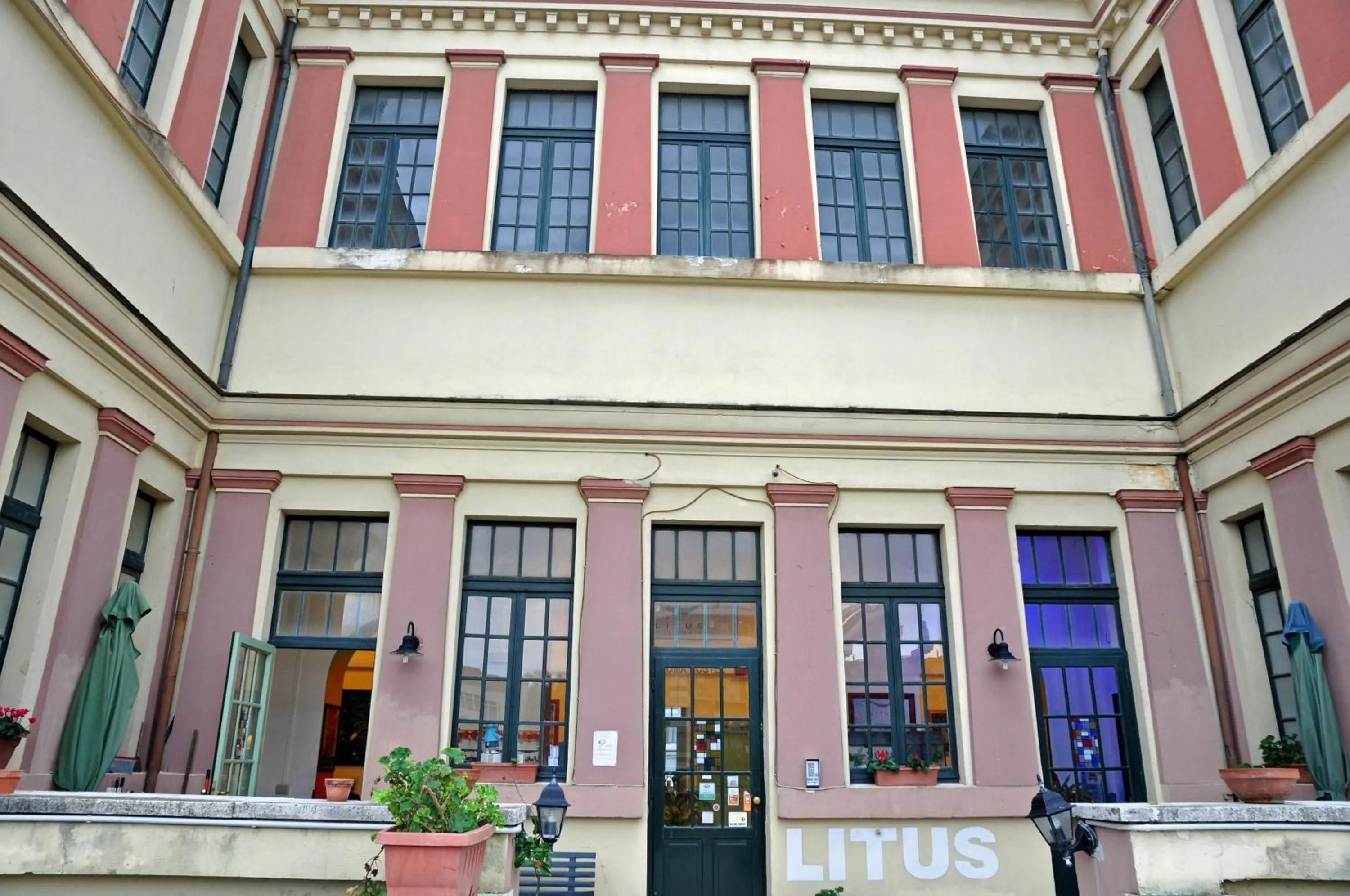 Facade/entrance in Litus Roma Hostel