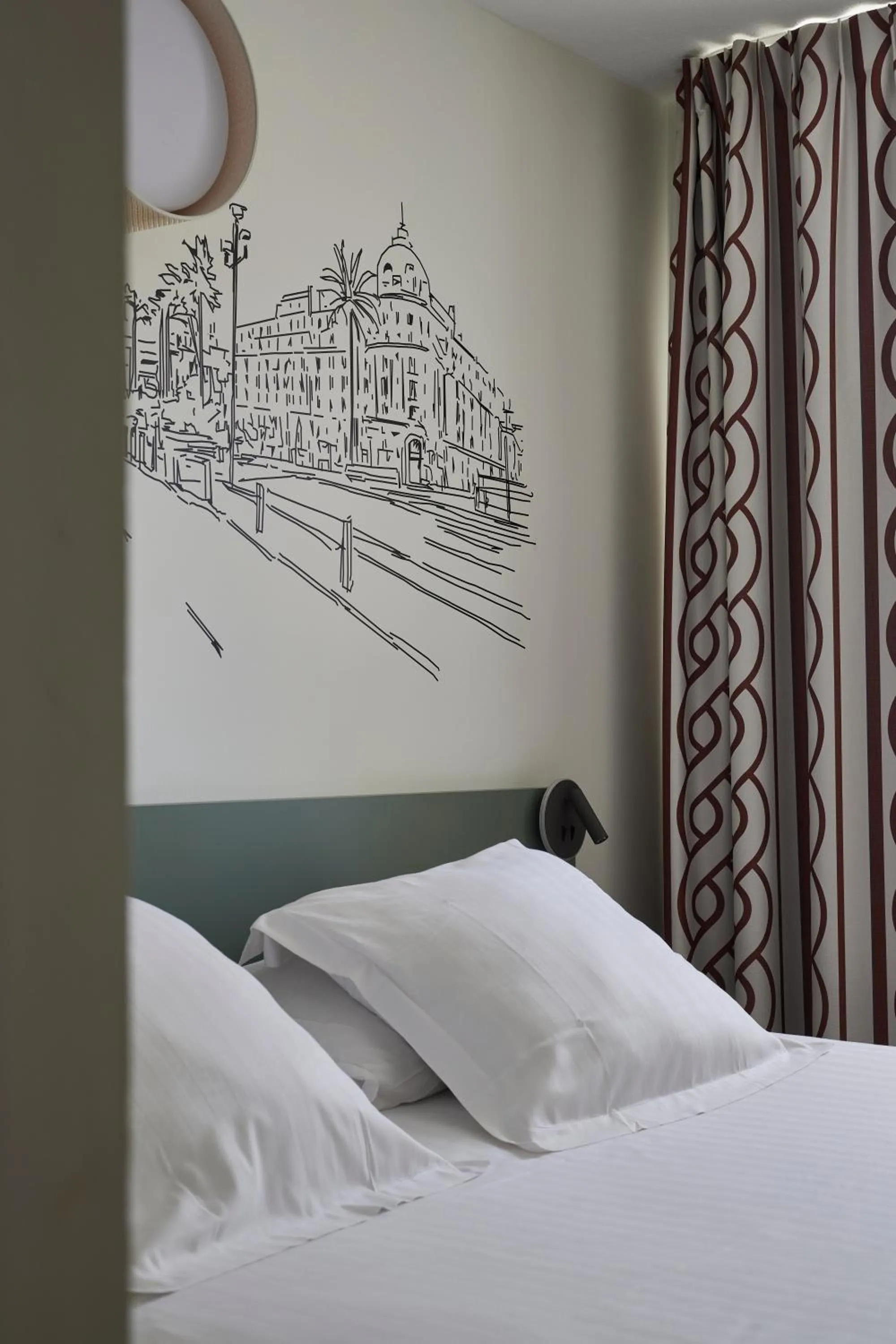 Photo of the whole room, Bed in Hotel-Restaurant Isidore Nice Ouest