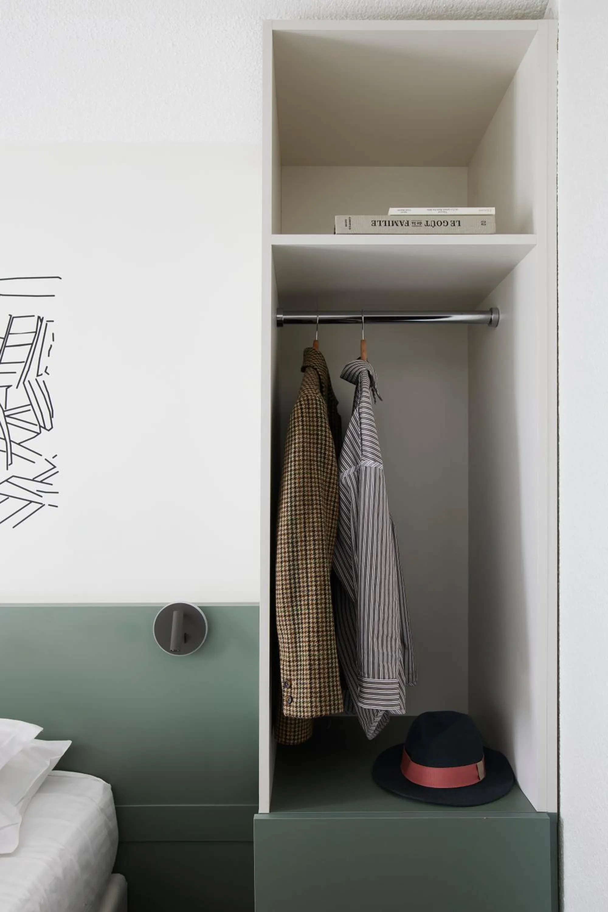 wardrobe in Hotel-Restaurant Isidore Nice Ouest