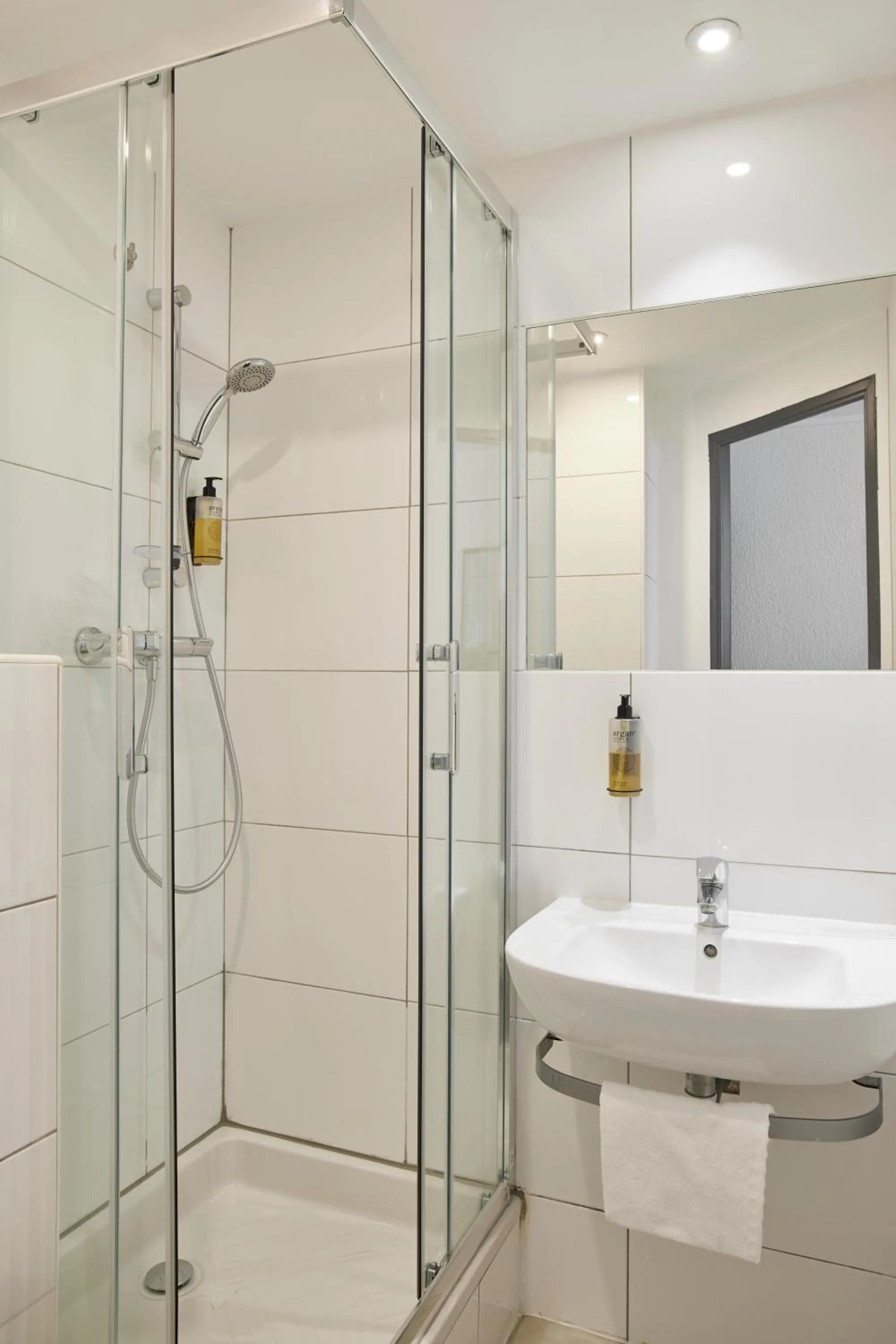 Bathroom in Hotel-Restaurant Isidore Nice Ouest