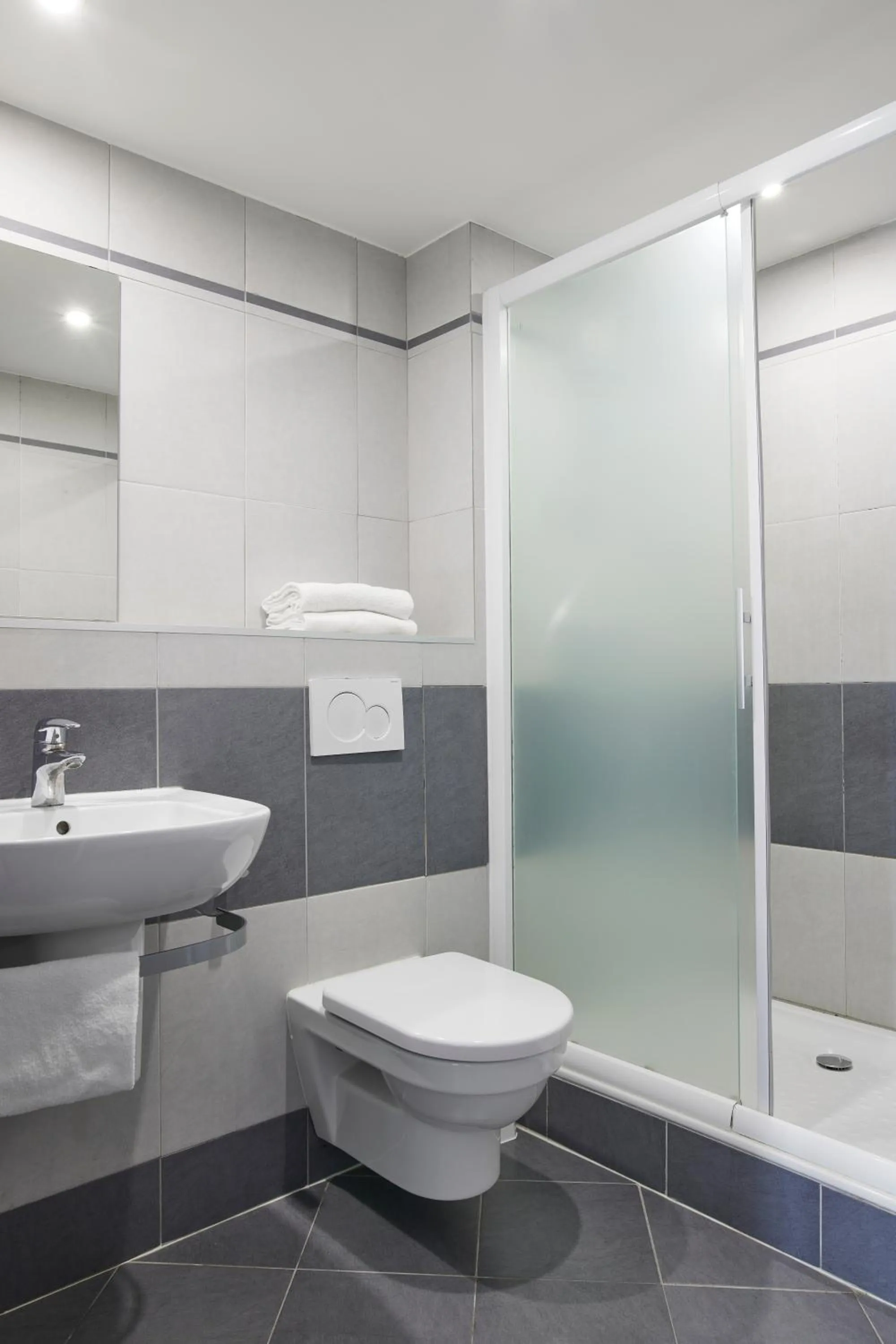 Shower, Bathroom in Hotel KYRIAD NICE - Stade