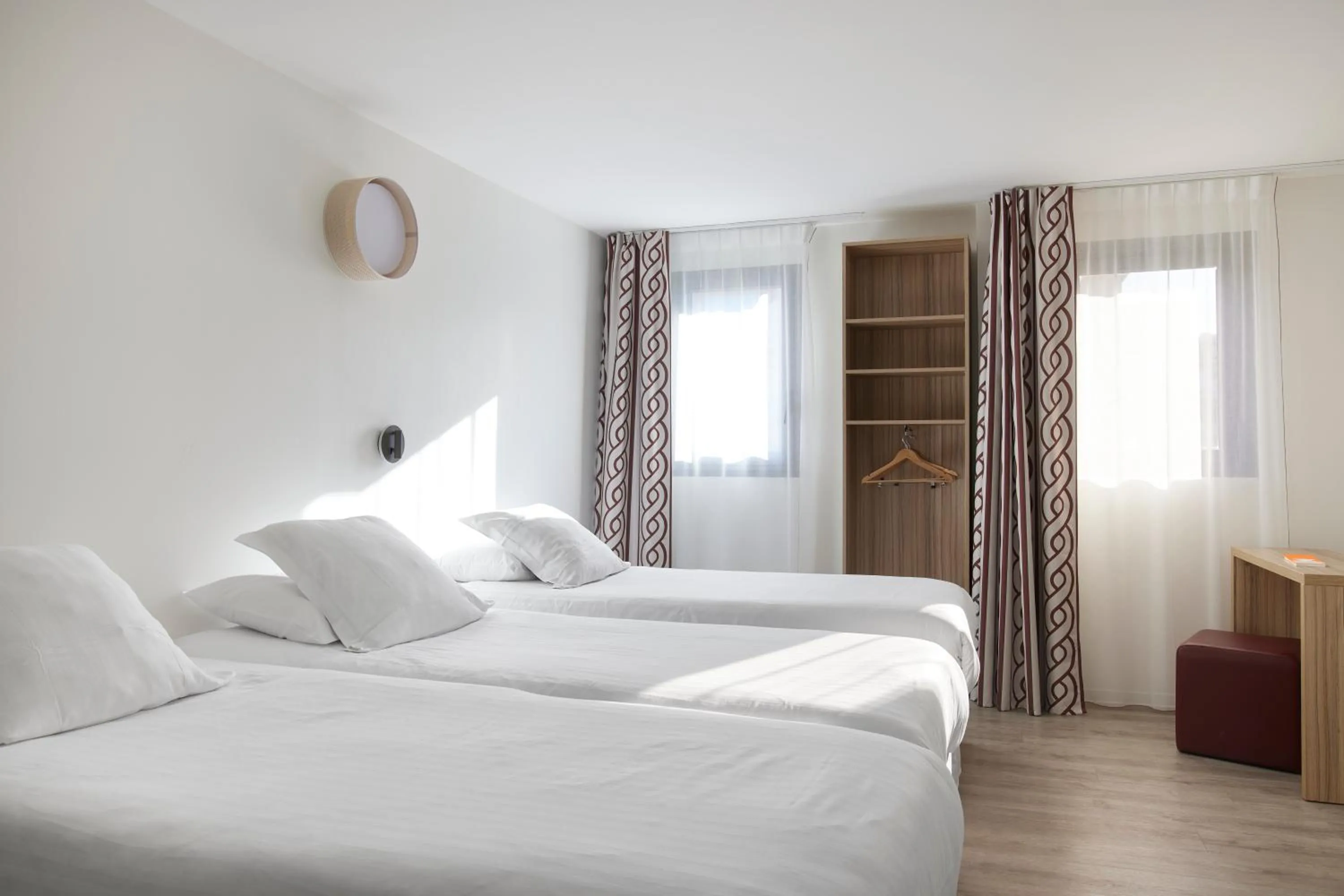 Photo of the whole room, Bed in Hotel-Restaurant Isidore Nice Ouest