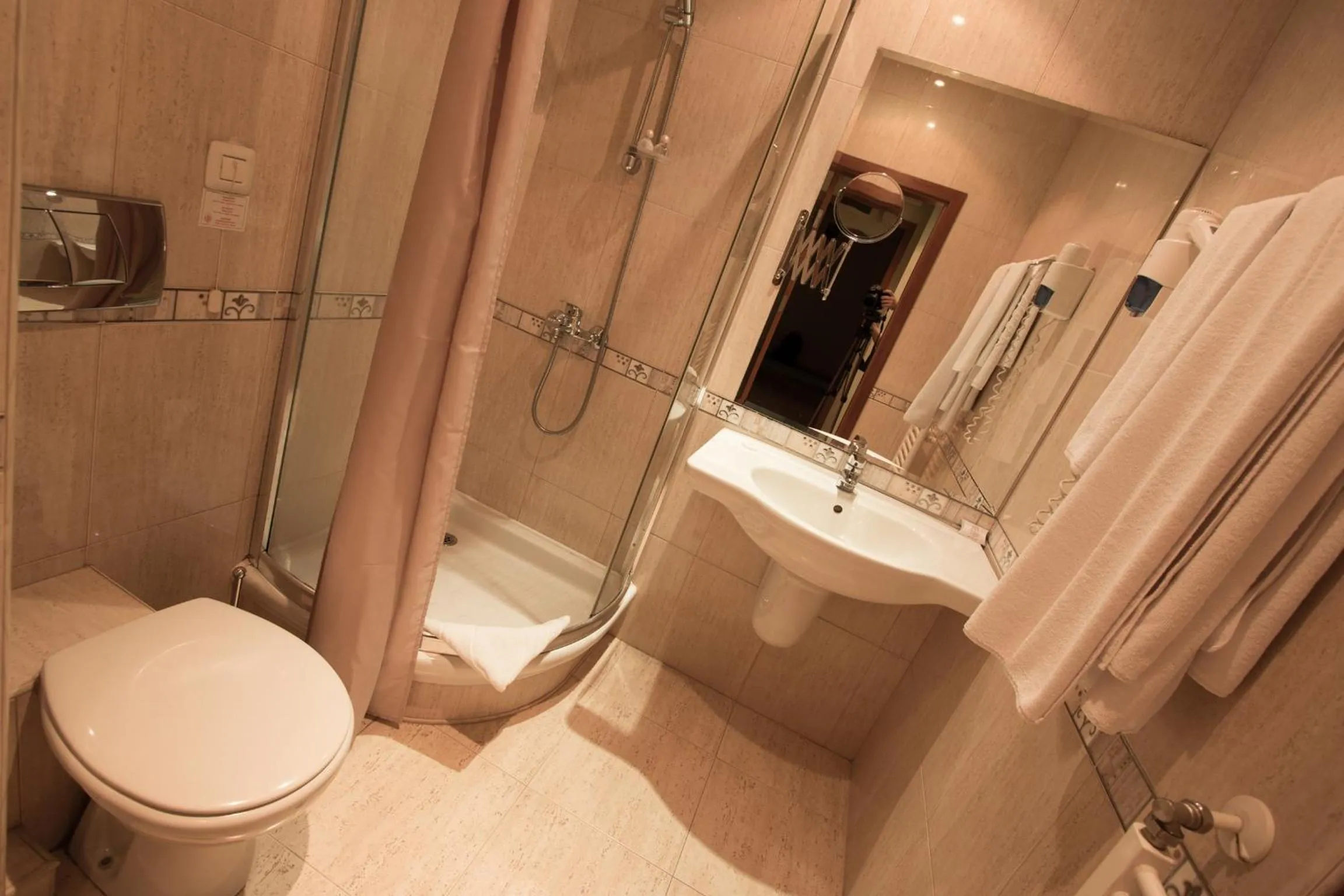 Shower in Hotel Divesta - self check in