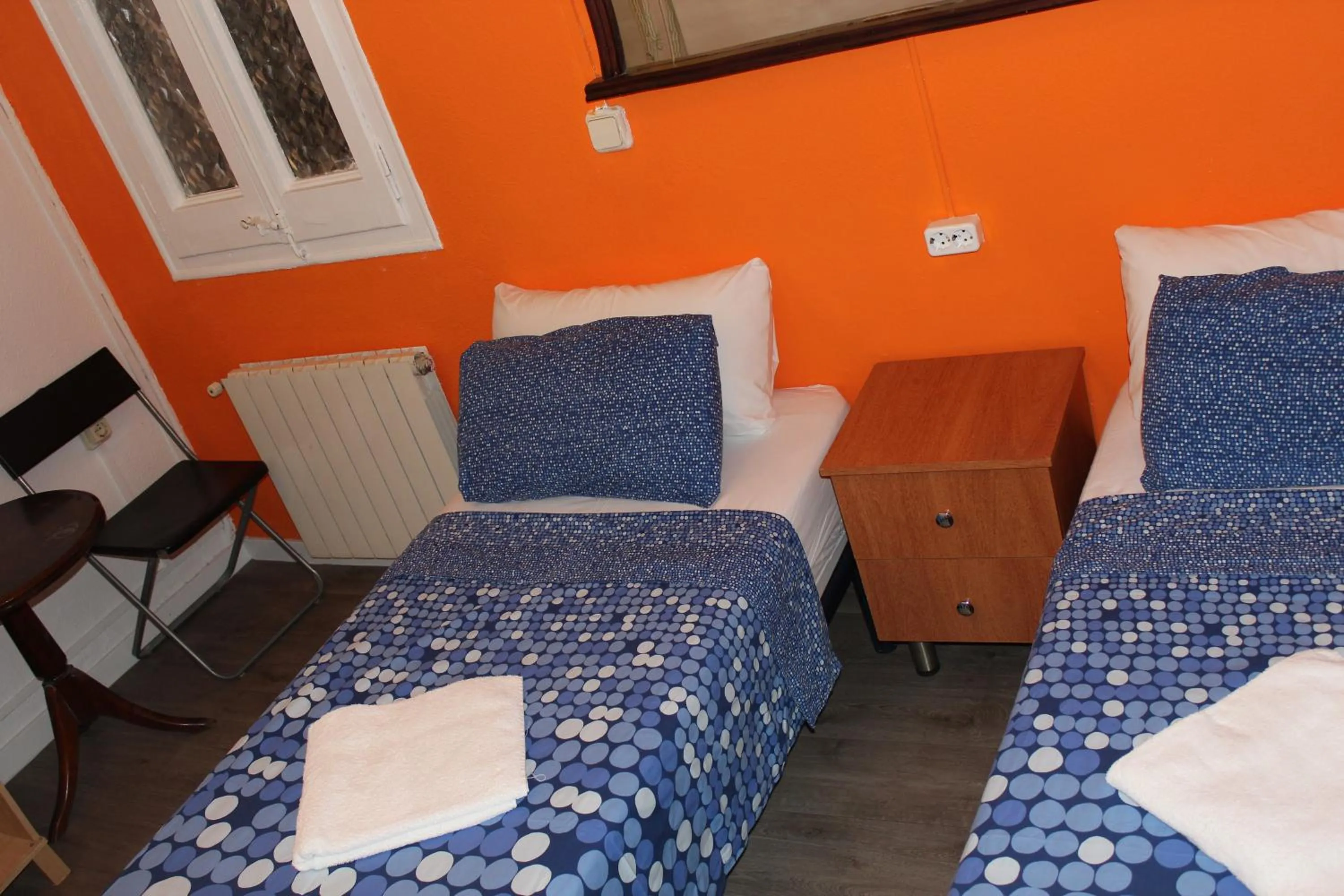 Shower, Bed in Pensión Arosa