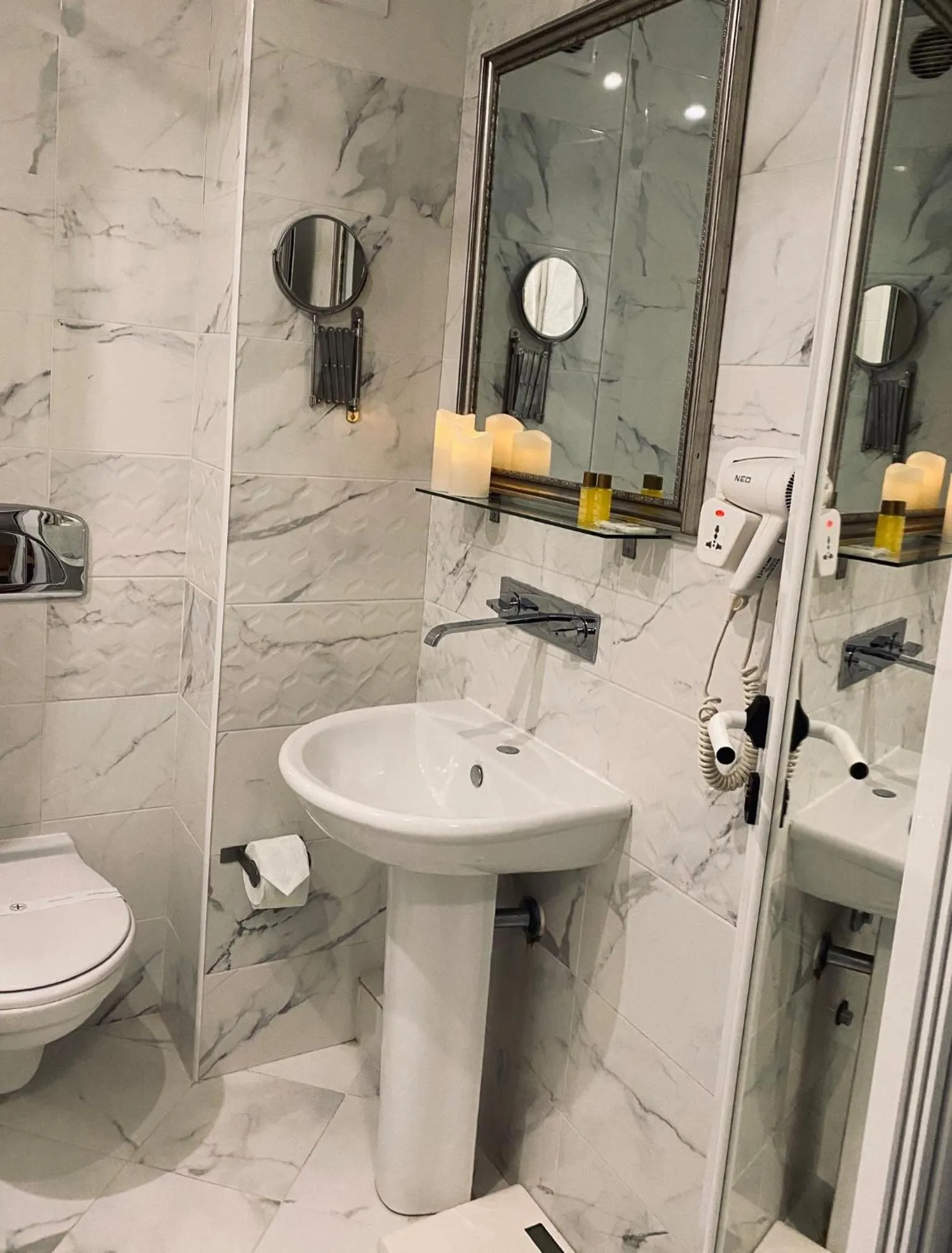 Bathroom in Atlantic Hotel - Free Parking