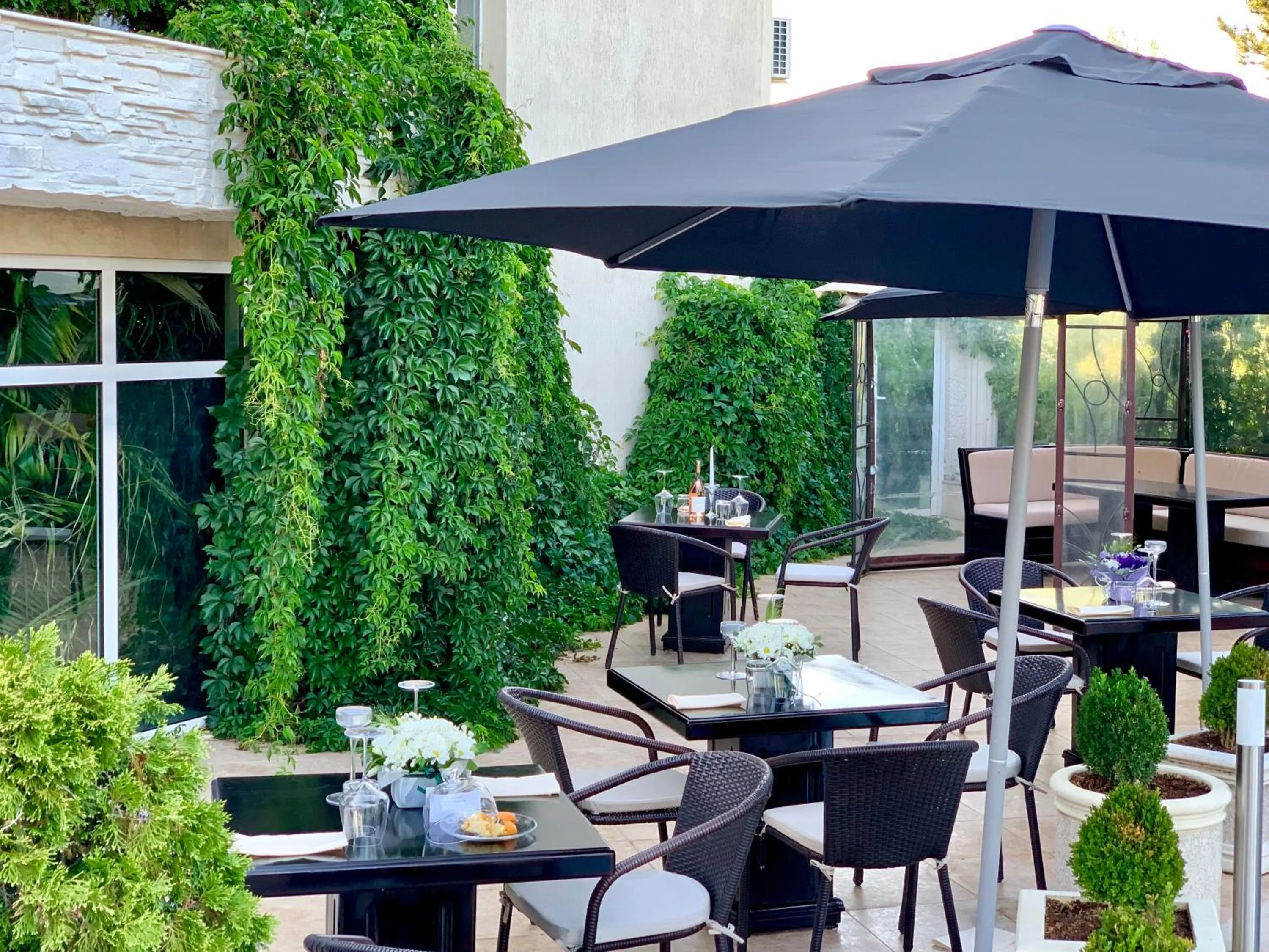 Patio in Atlantic Hotel - Free Parking