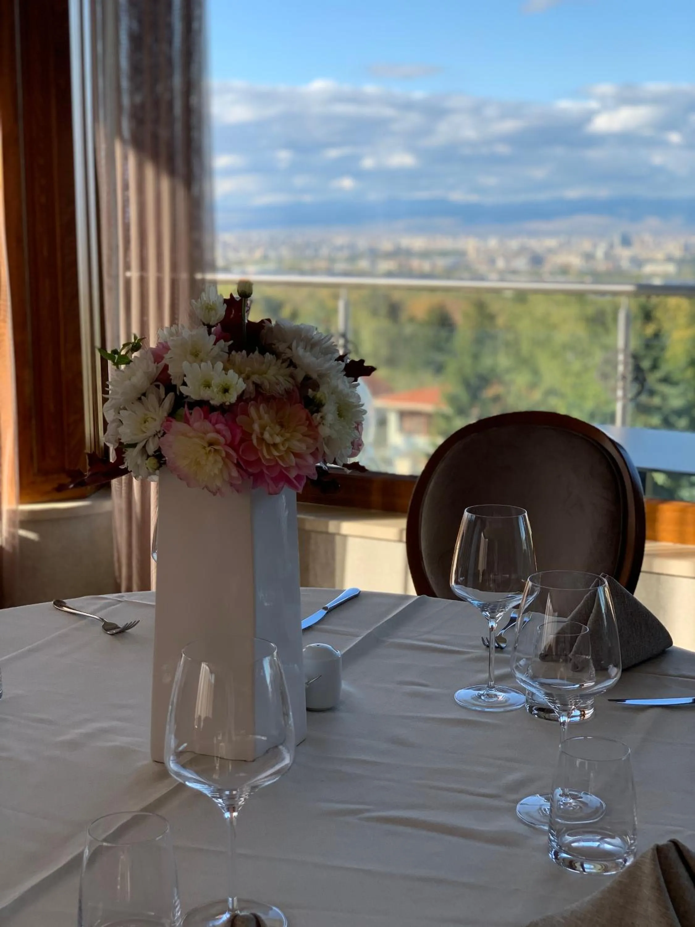 Restaurant/places to eat in Atlantic Hotel - Free Parking